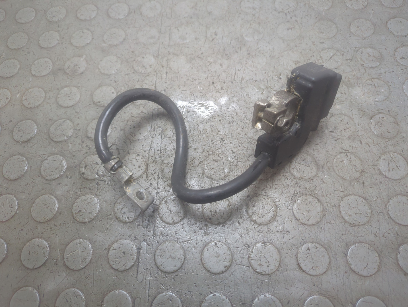 Клемма аккумулятора -