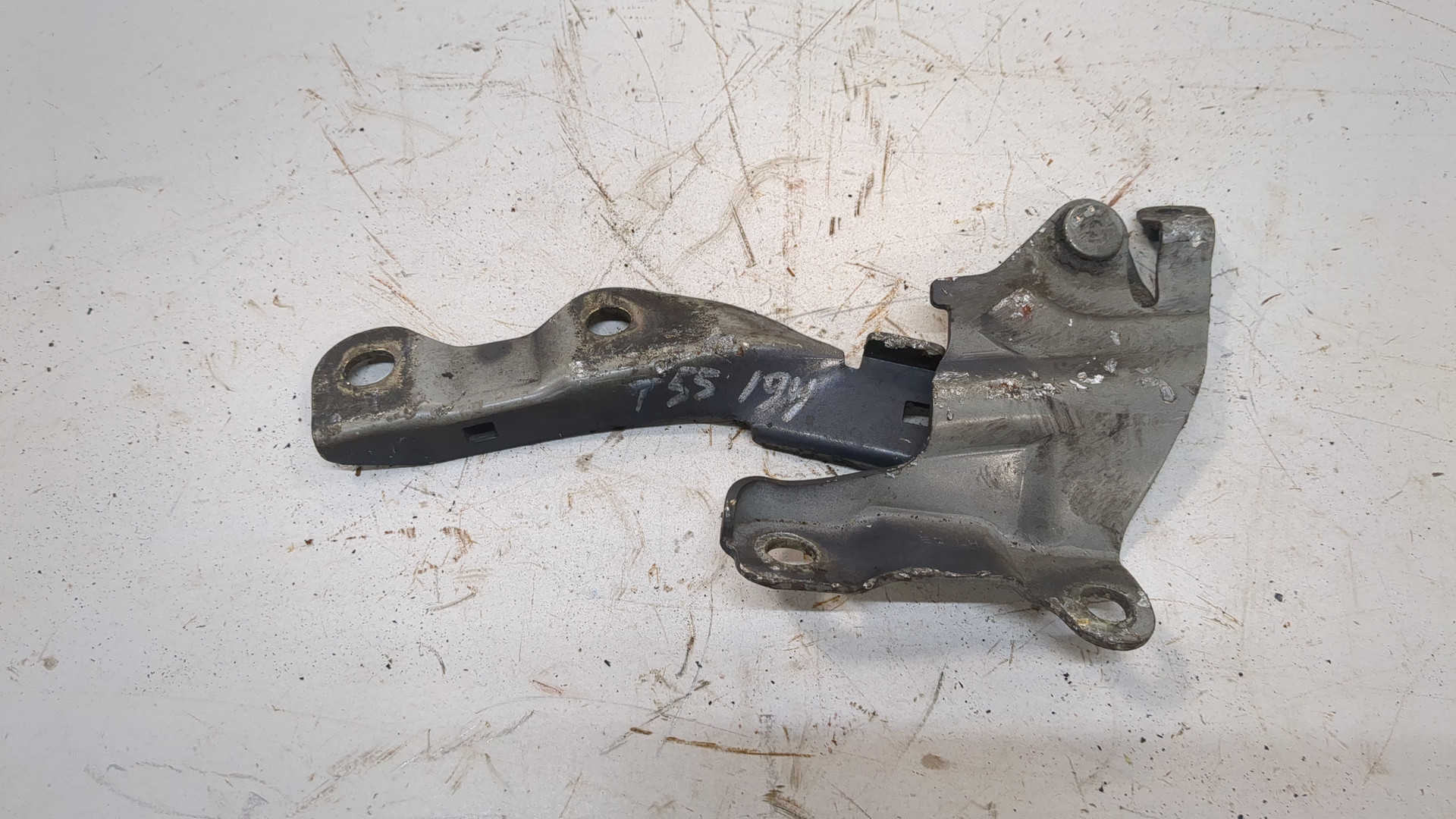 Петля капота левая