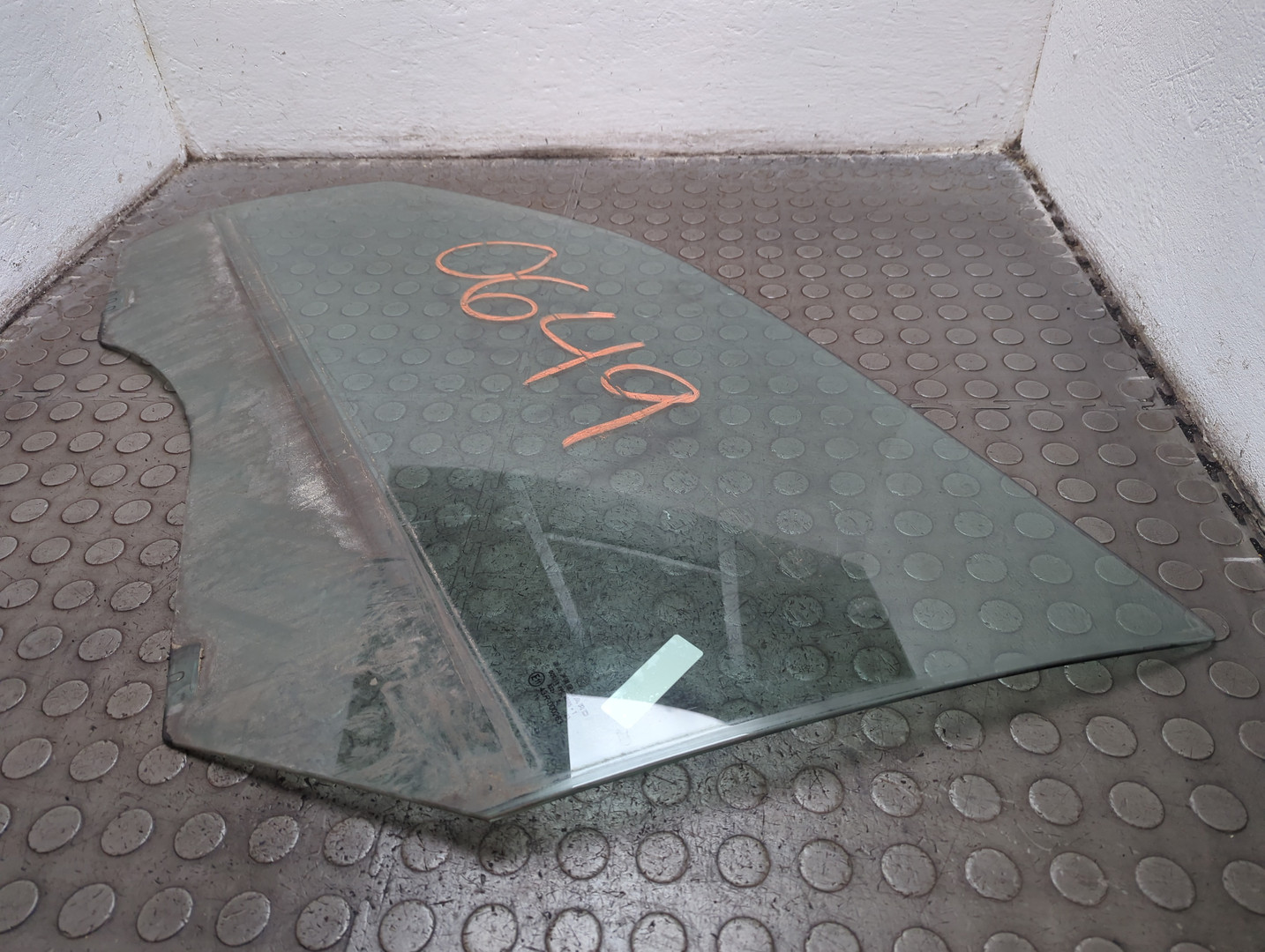 Стекло двери передней левой