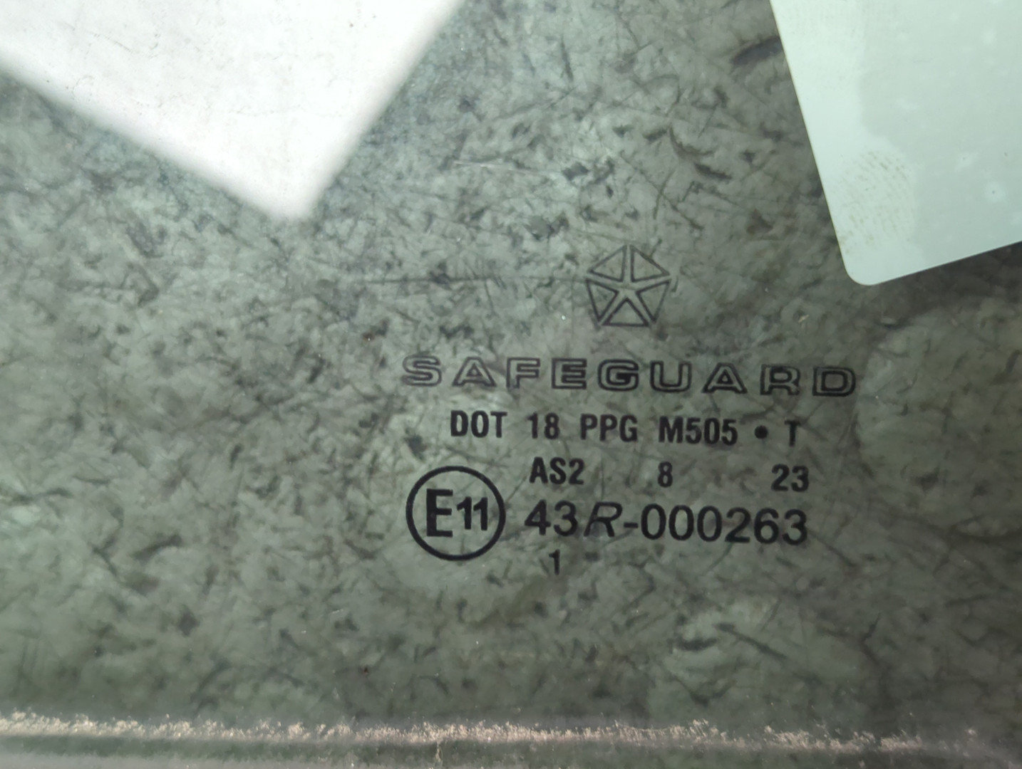 Стекло двери передней левой