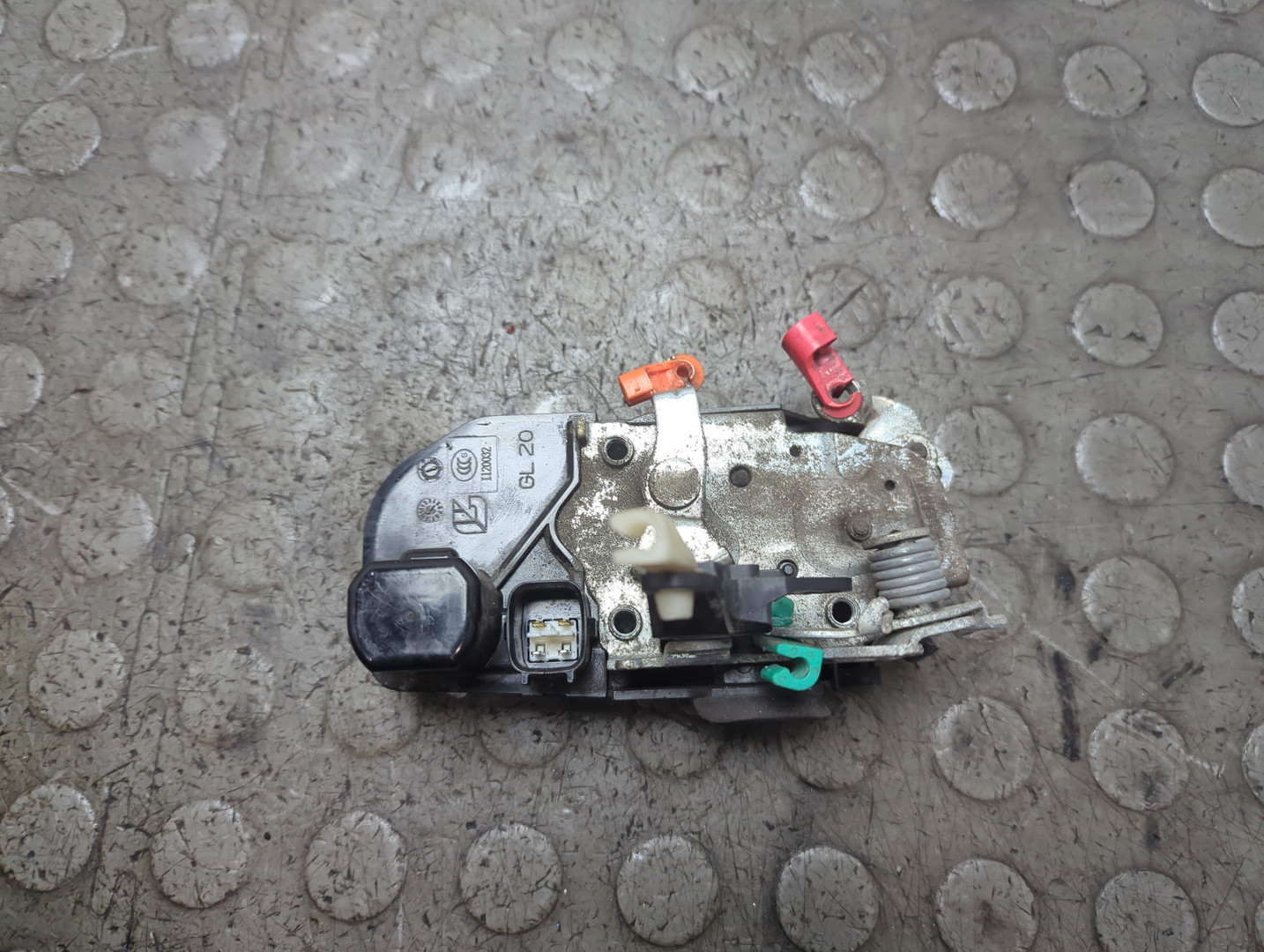 Замок двери передней левой