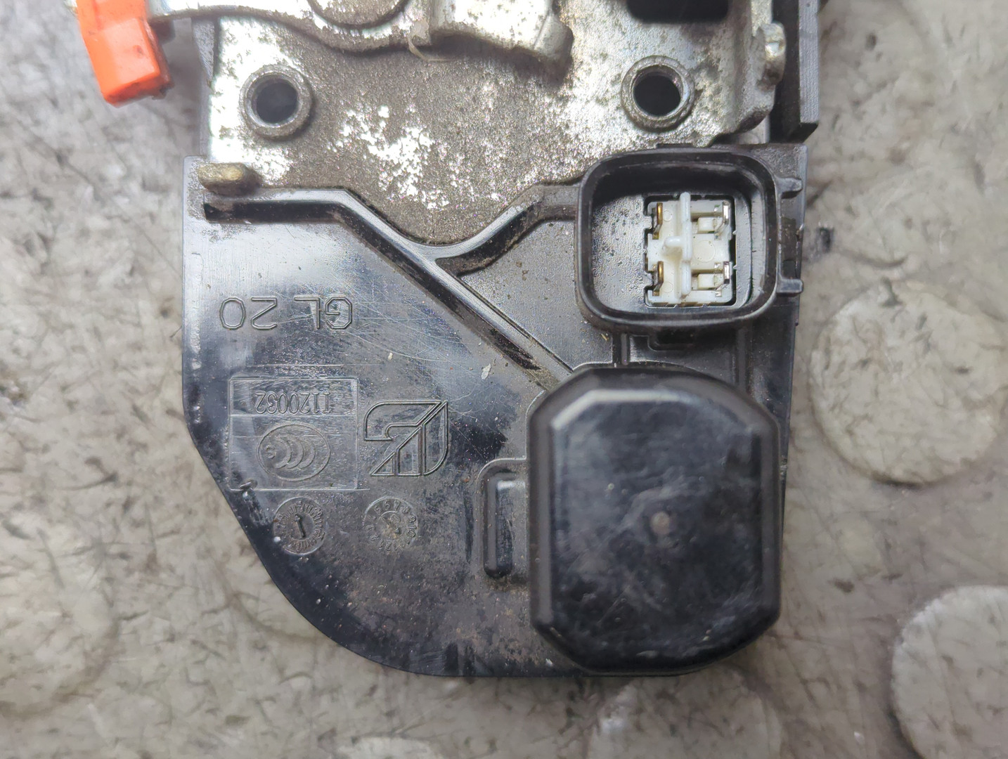 Замок двери передней левой