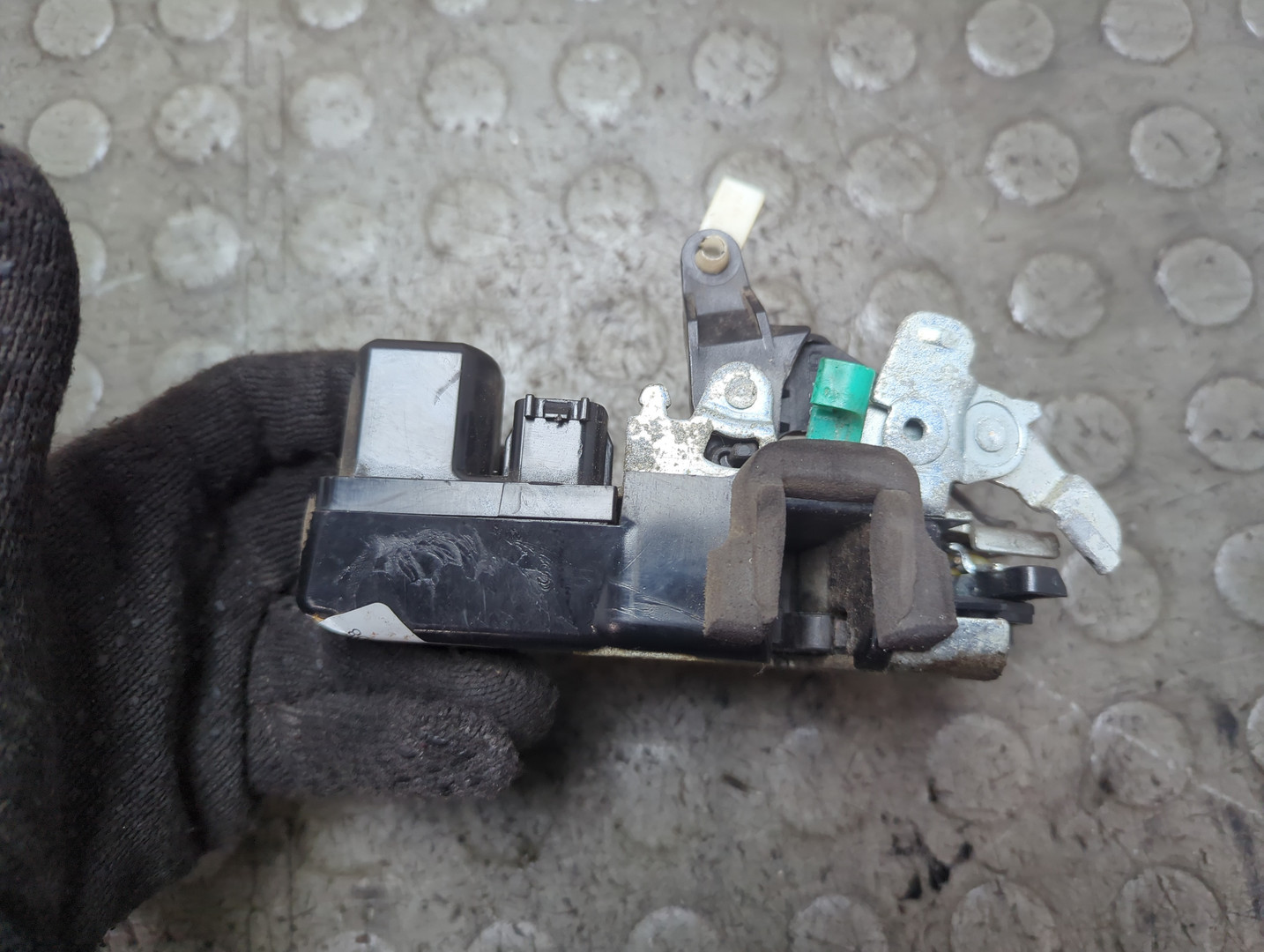 Замок двери передней левой