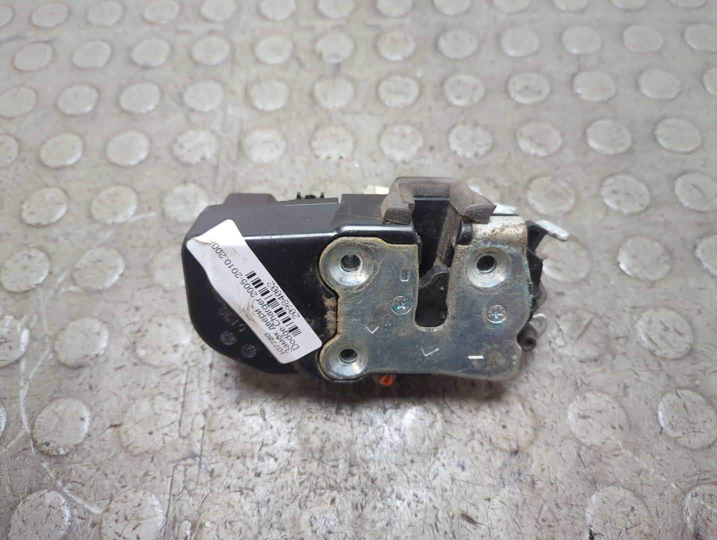 Замок двери передней левой