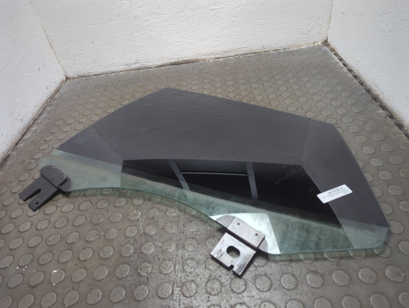 Стекло двери задней левой