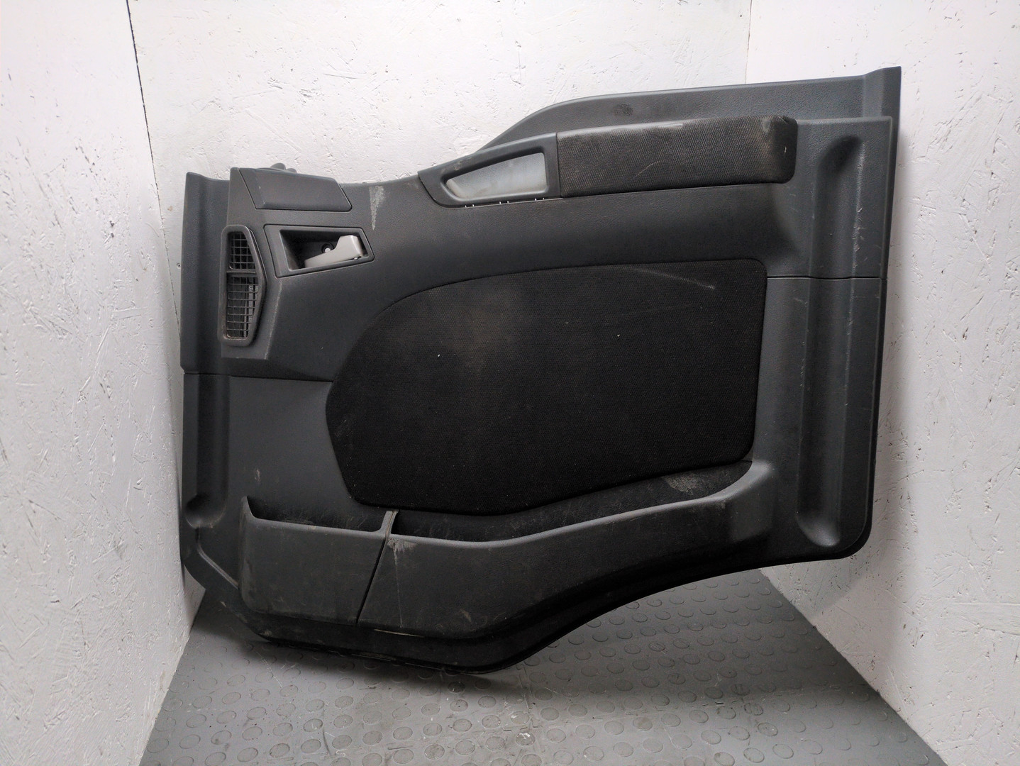 Обшивка двери передней правой