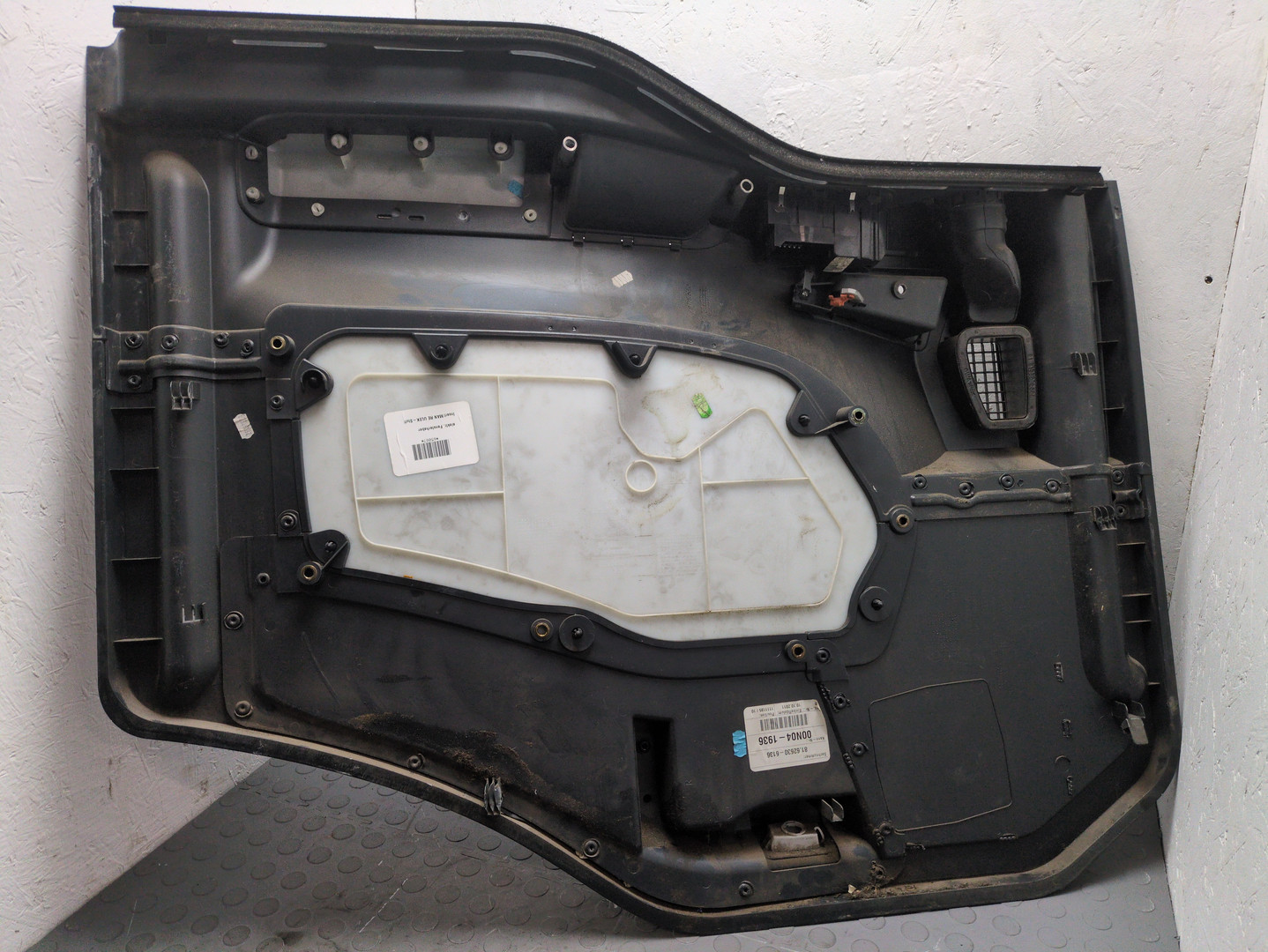 Обшивка двери передней правой