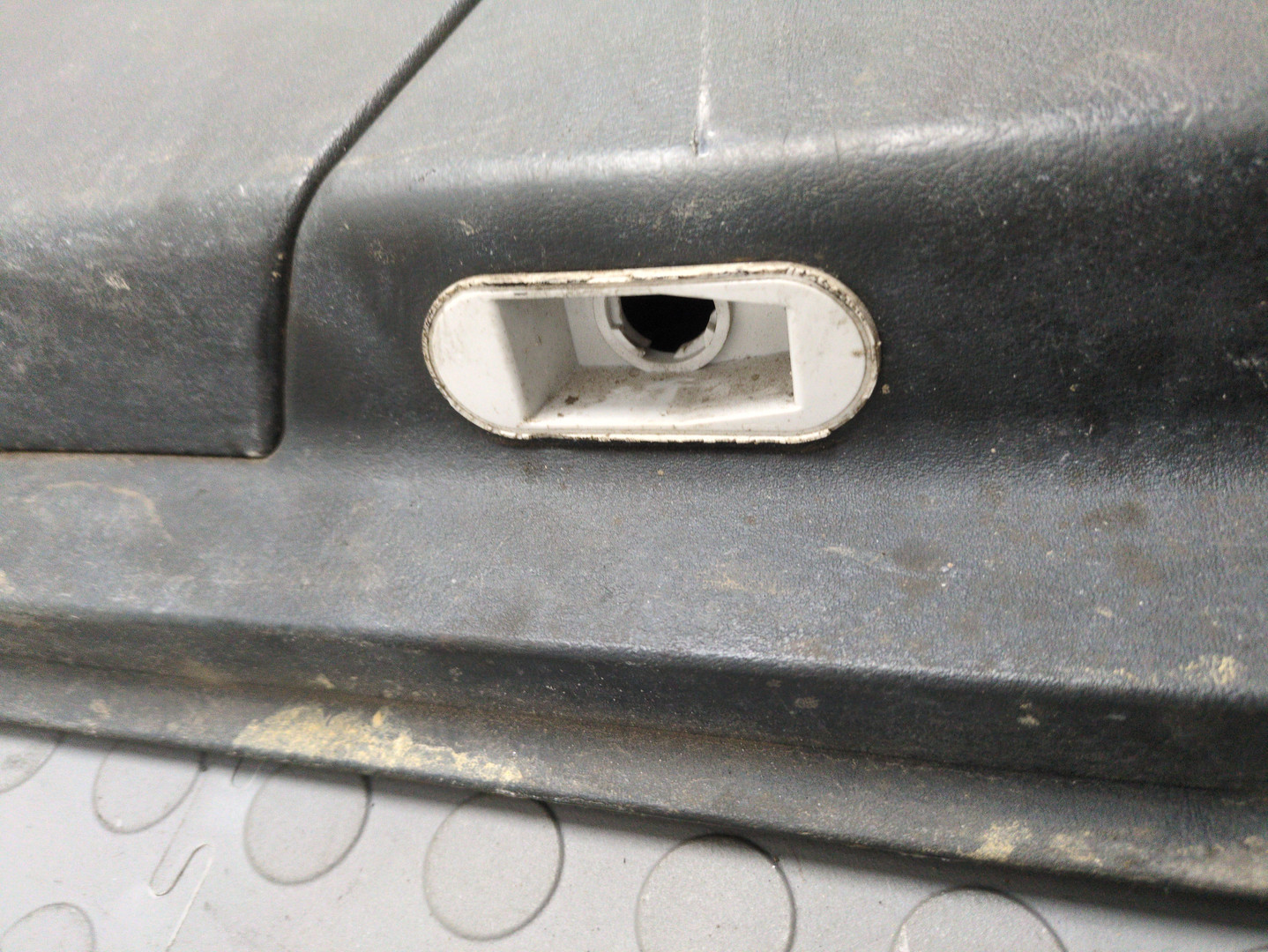 Обшивка двери передней правой