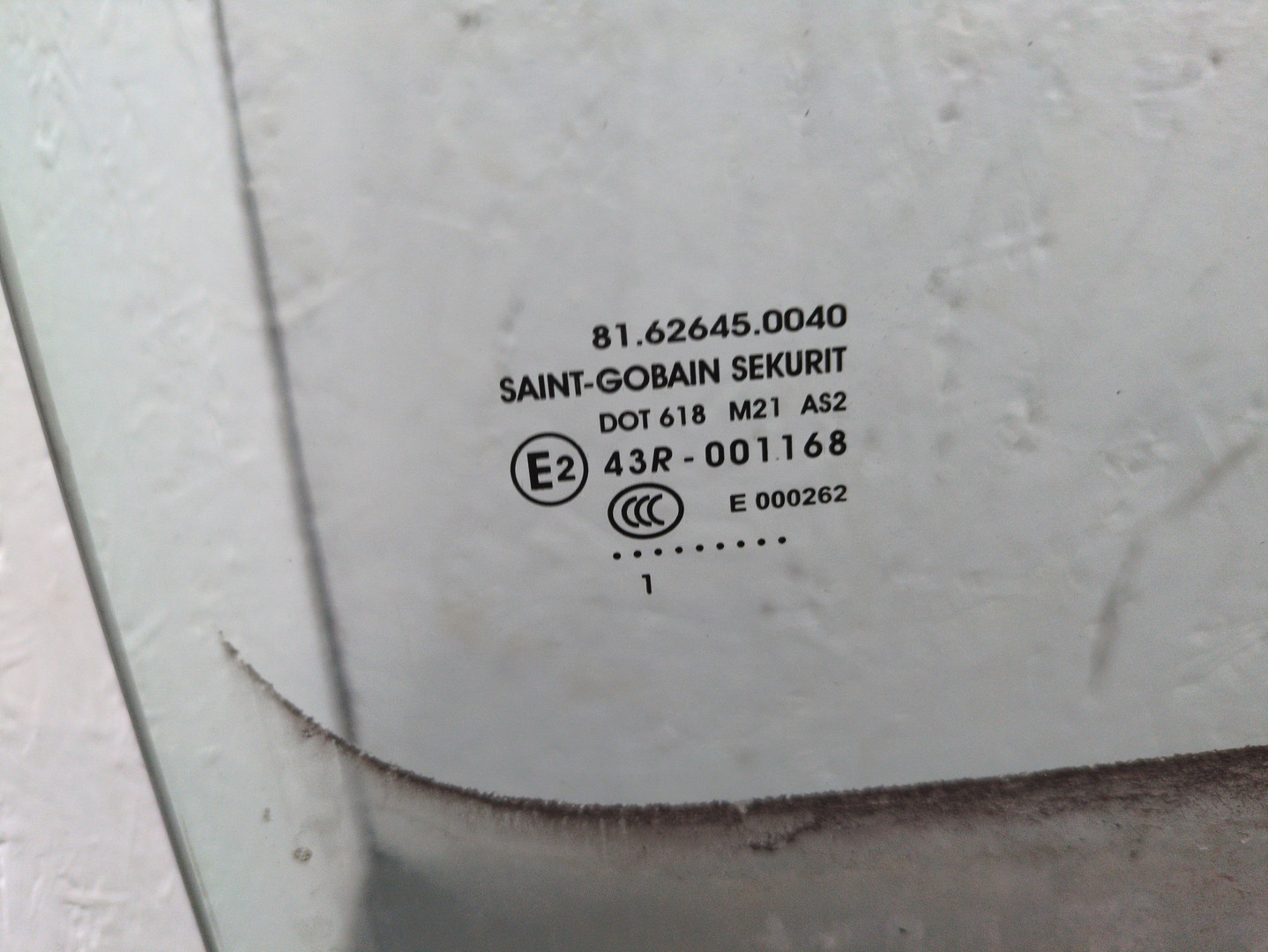 Стекло двери передней правой