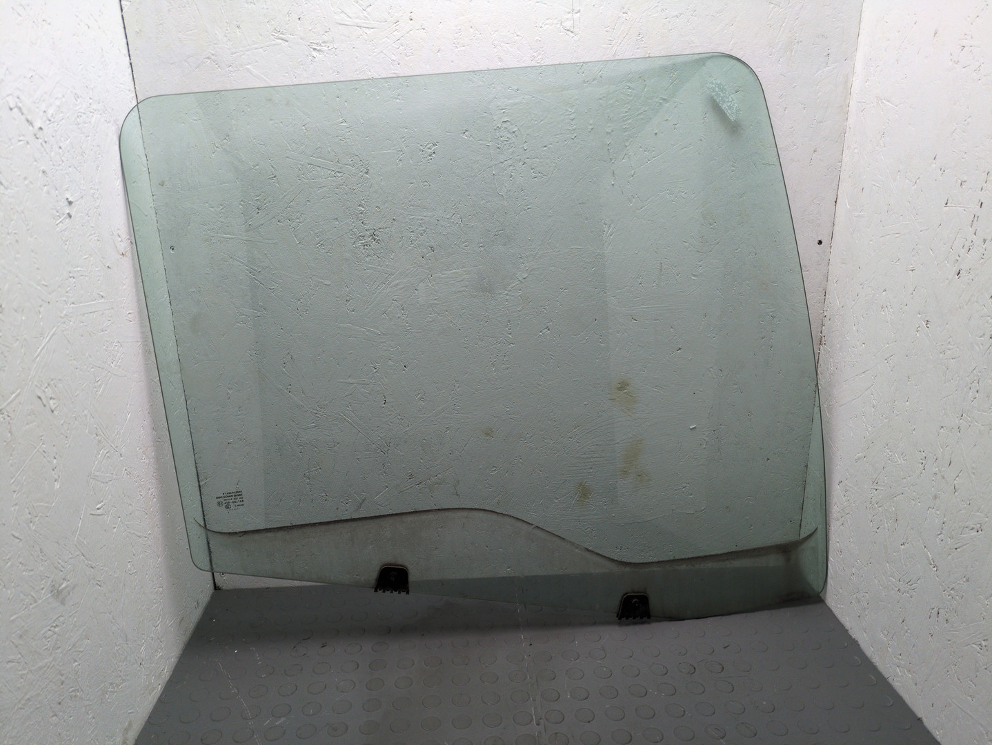 Стекло двери передней правой