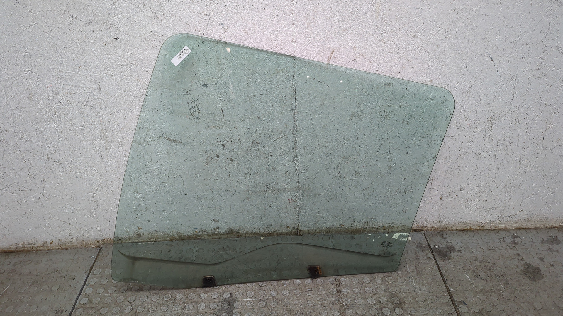 Стекло двери передней правой