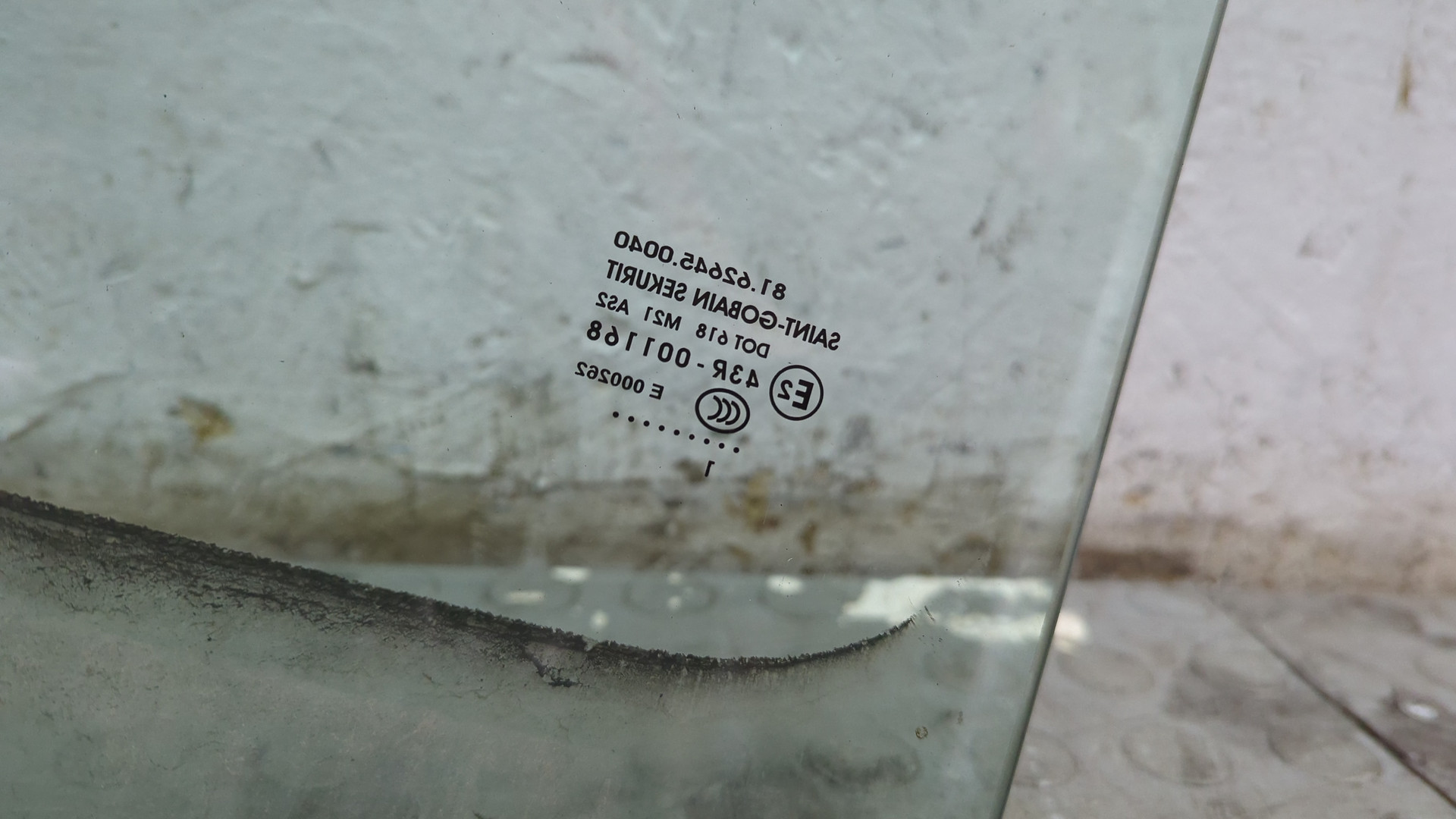 Стекло двери передней правой