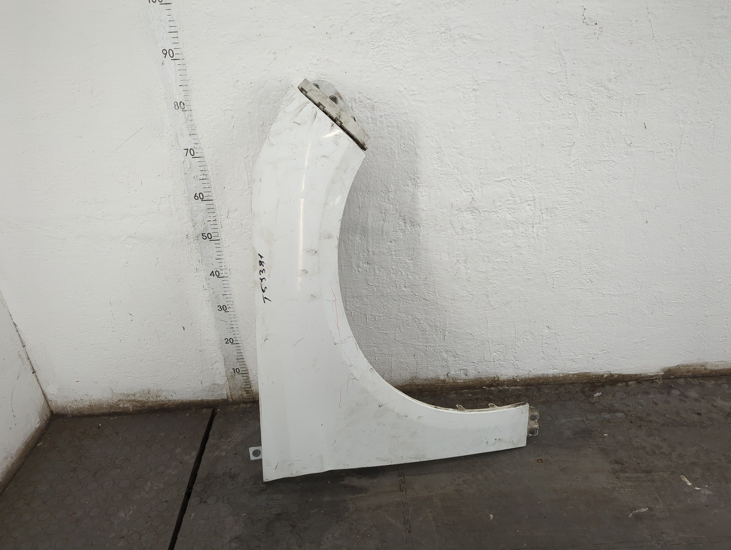 Крыло переднее правое