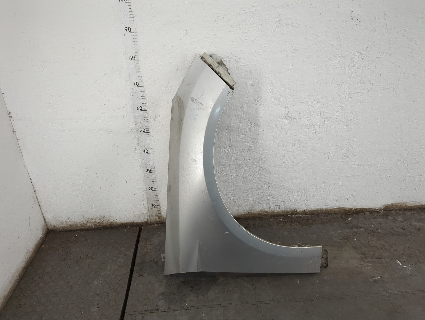 Крыло переднее правое