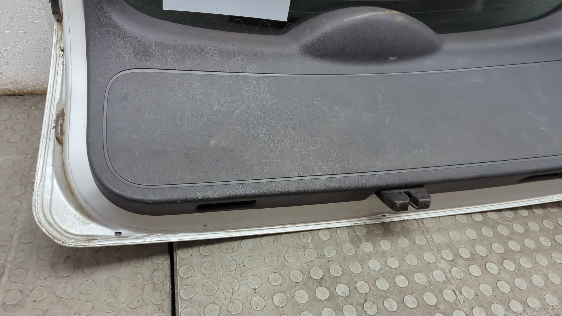 Дверь багажника