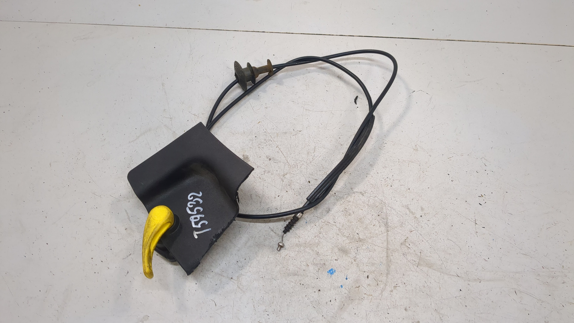 Ручка открывания капота