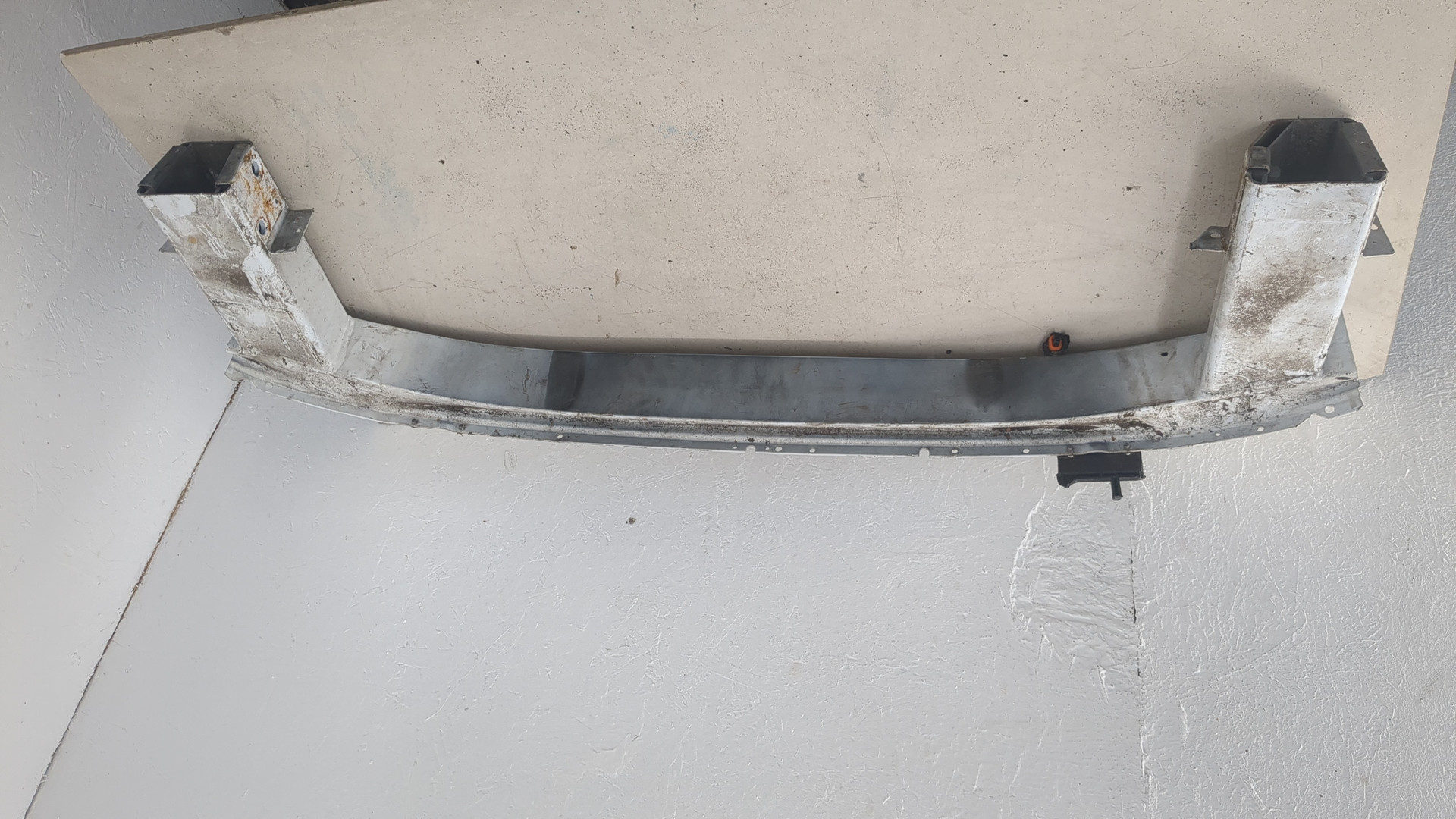 Усилитель переднего бампера