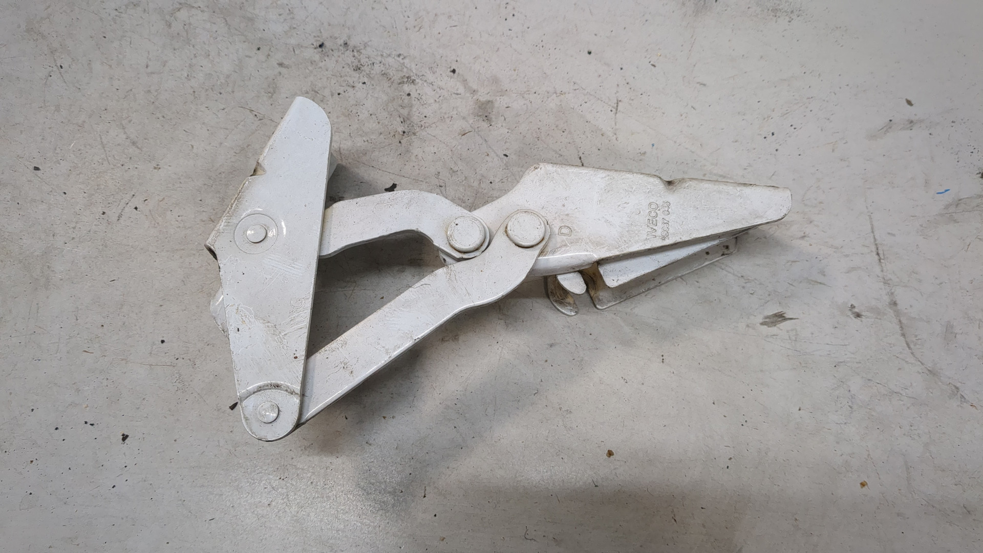 Петля капота правая