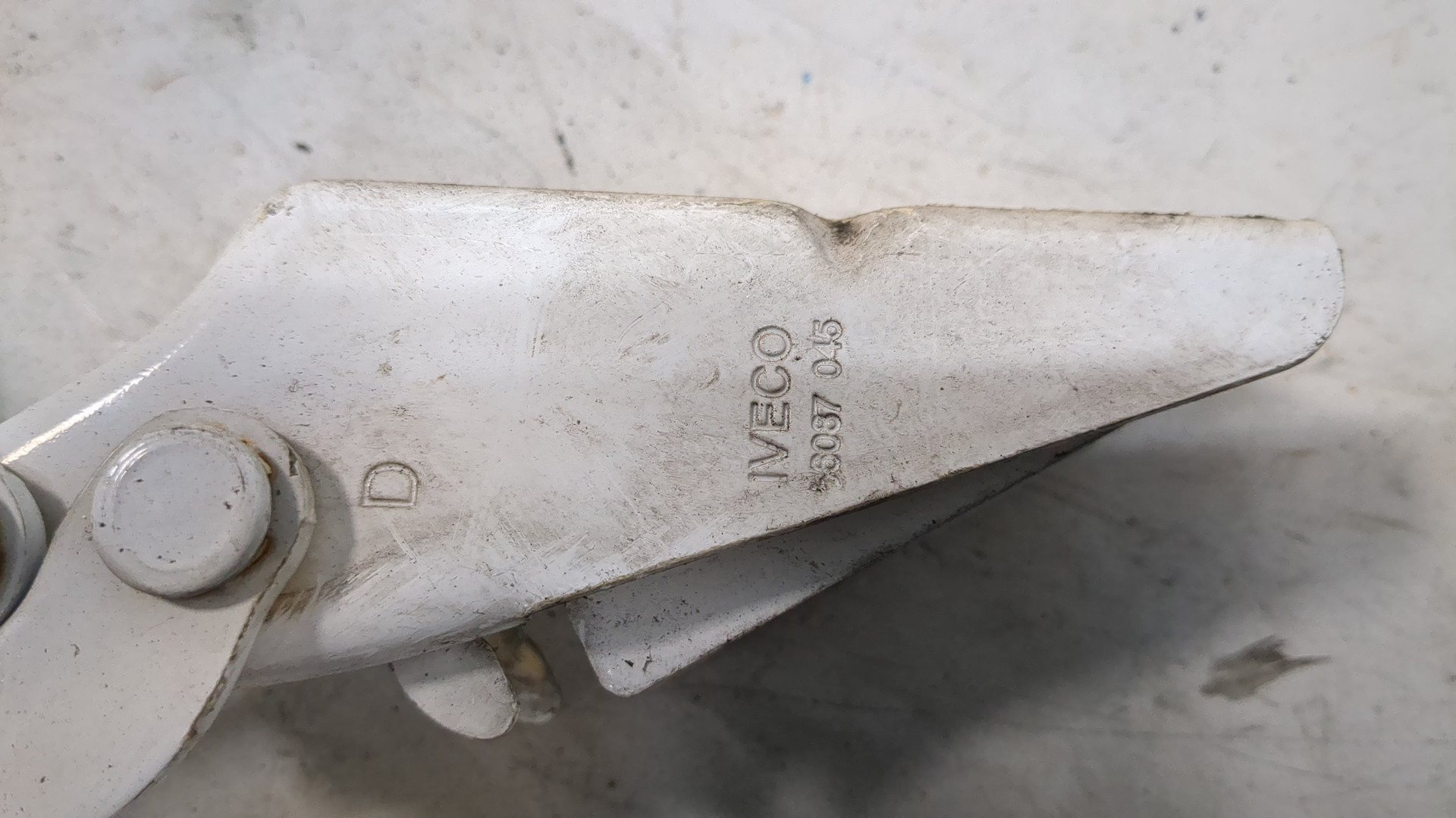 Петля капота правая