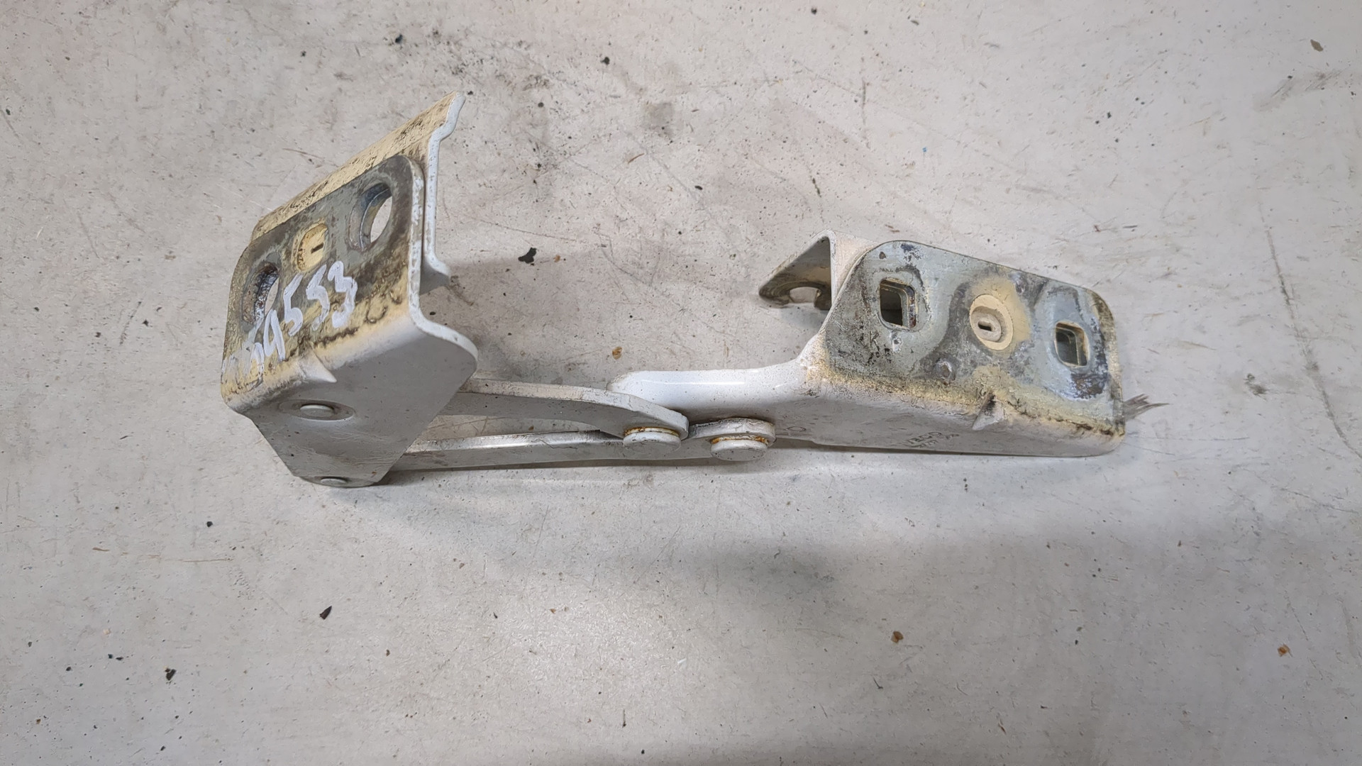 Петля капота правая