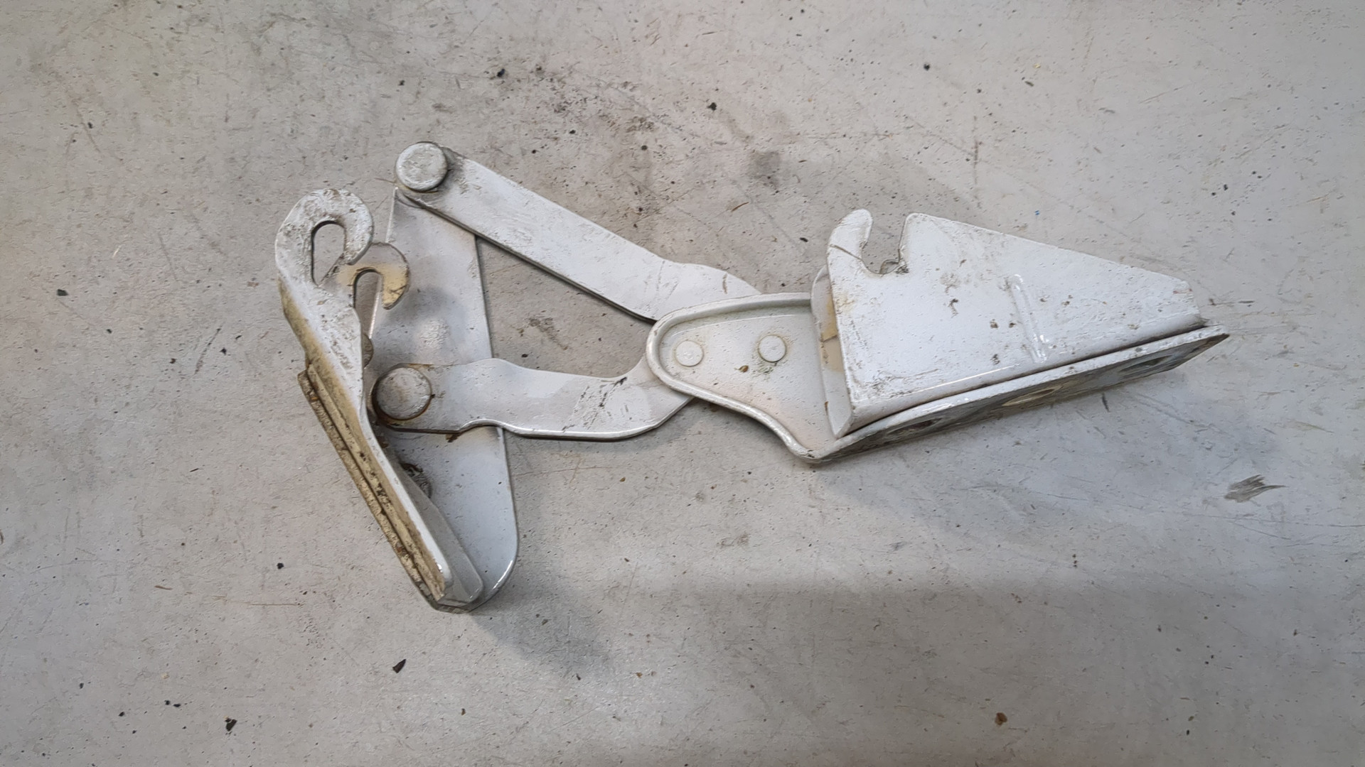 Петля капота правая