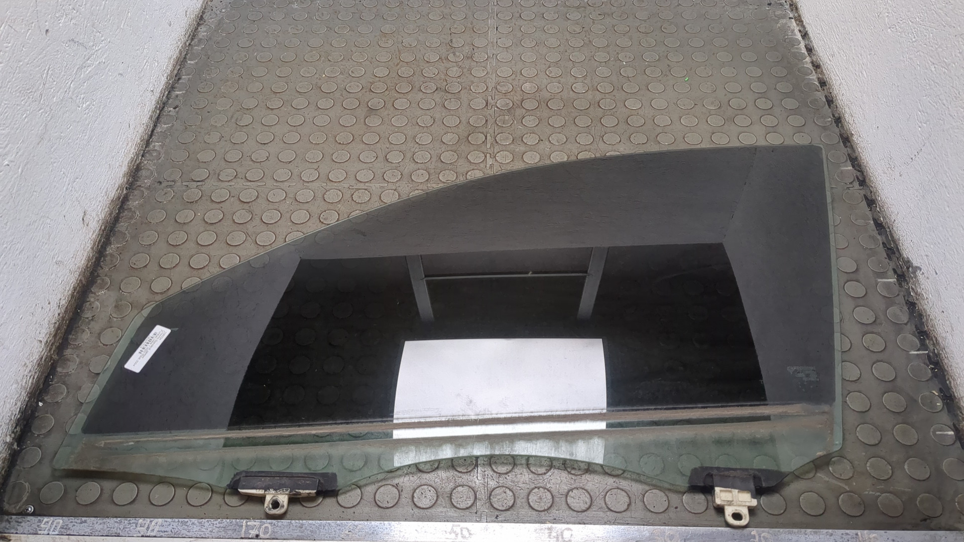 Стекло двери передней левой