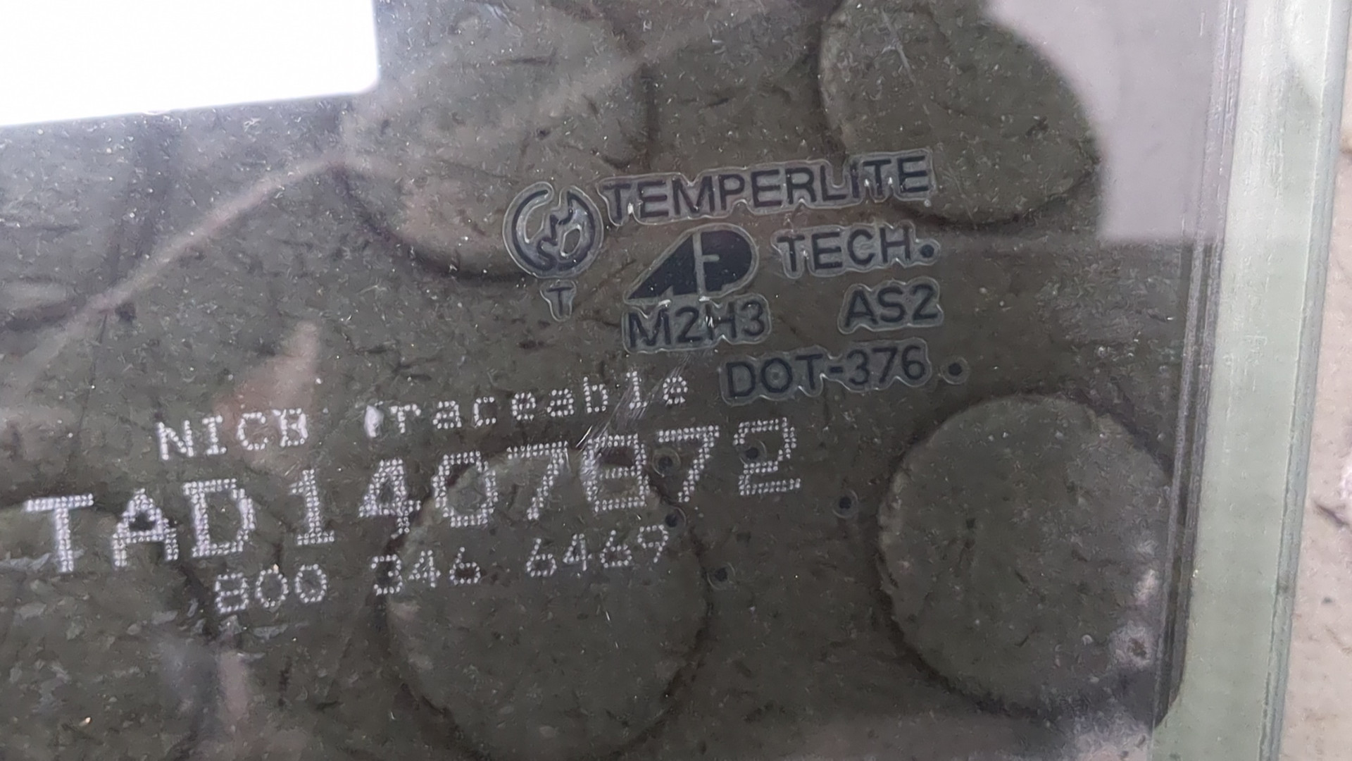 Стекло двери передней левой