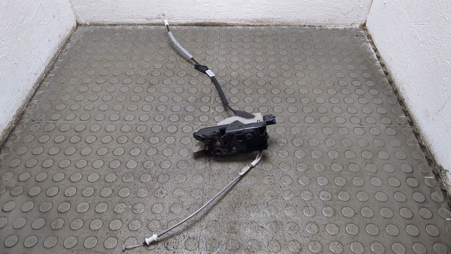 Замок двери передней левой