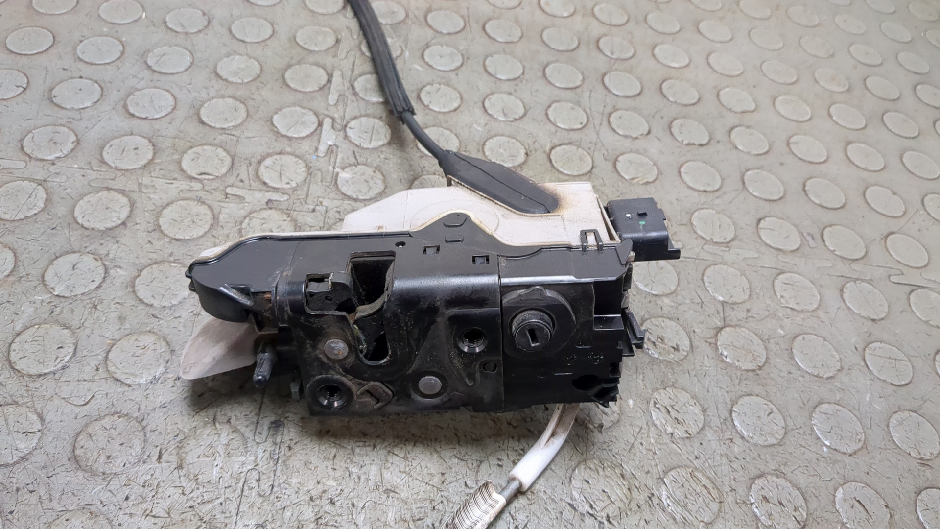 Замок двери передней левой