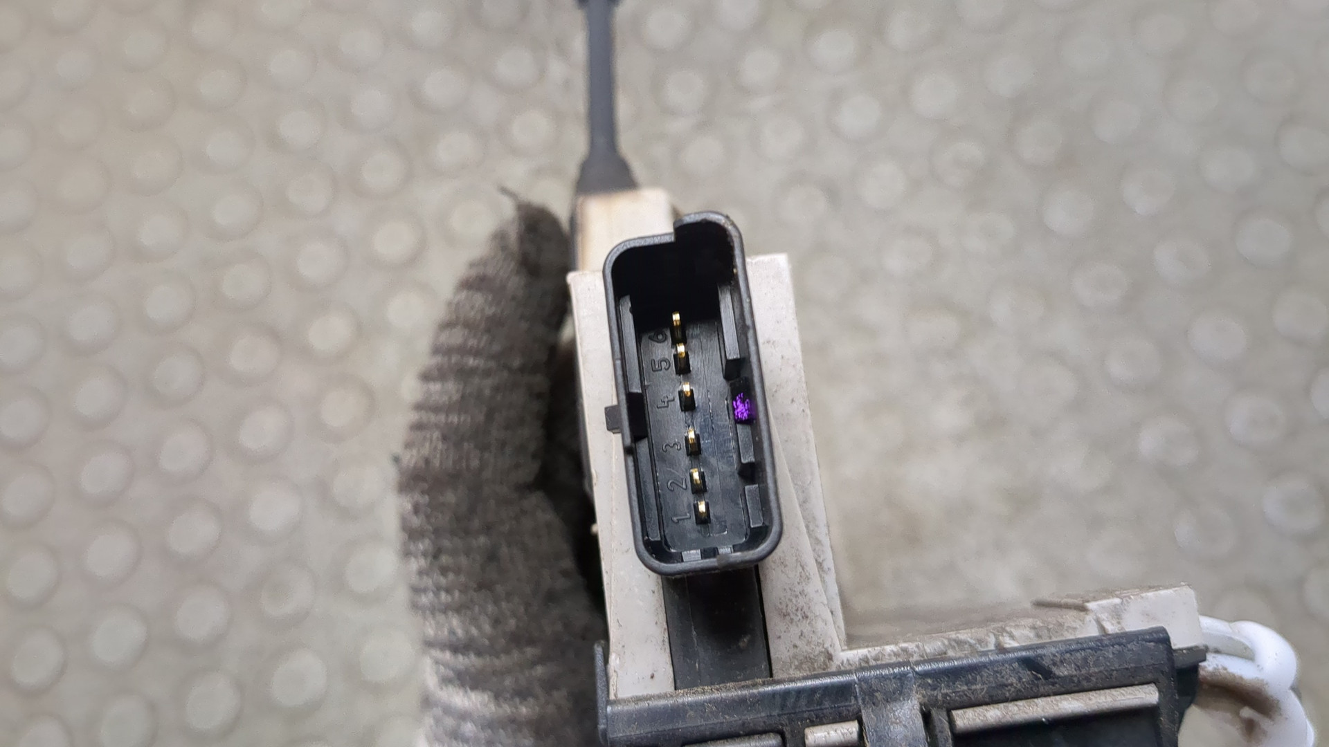 Замок двери передней левой