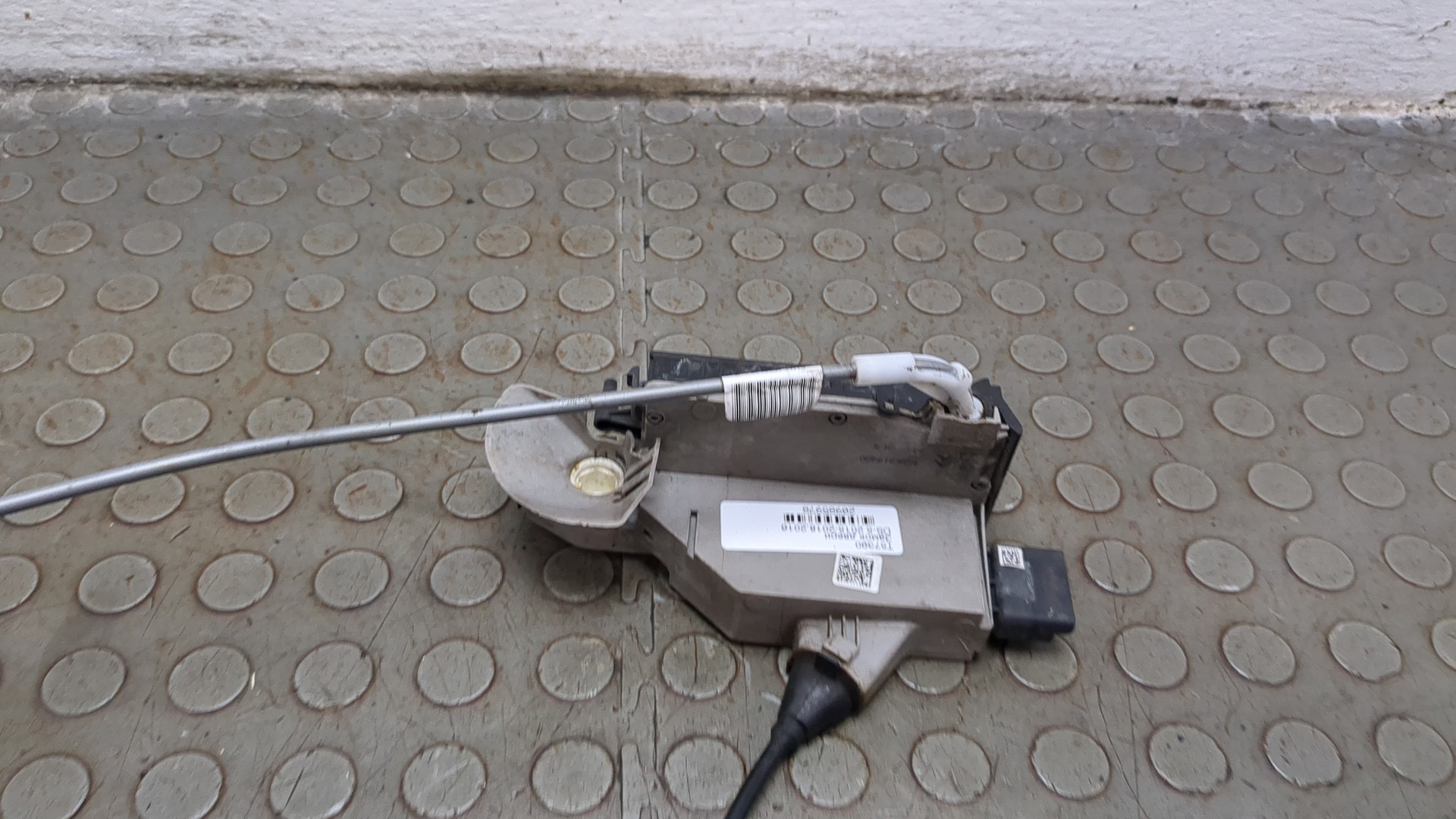 Замок двери передней левой