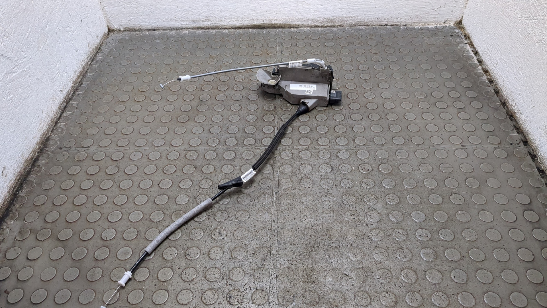 Замок двери передней левой