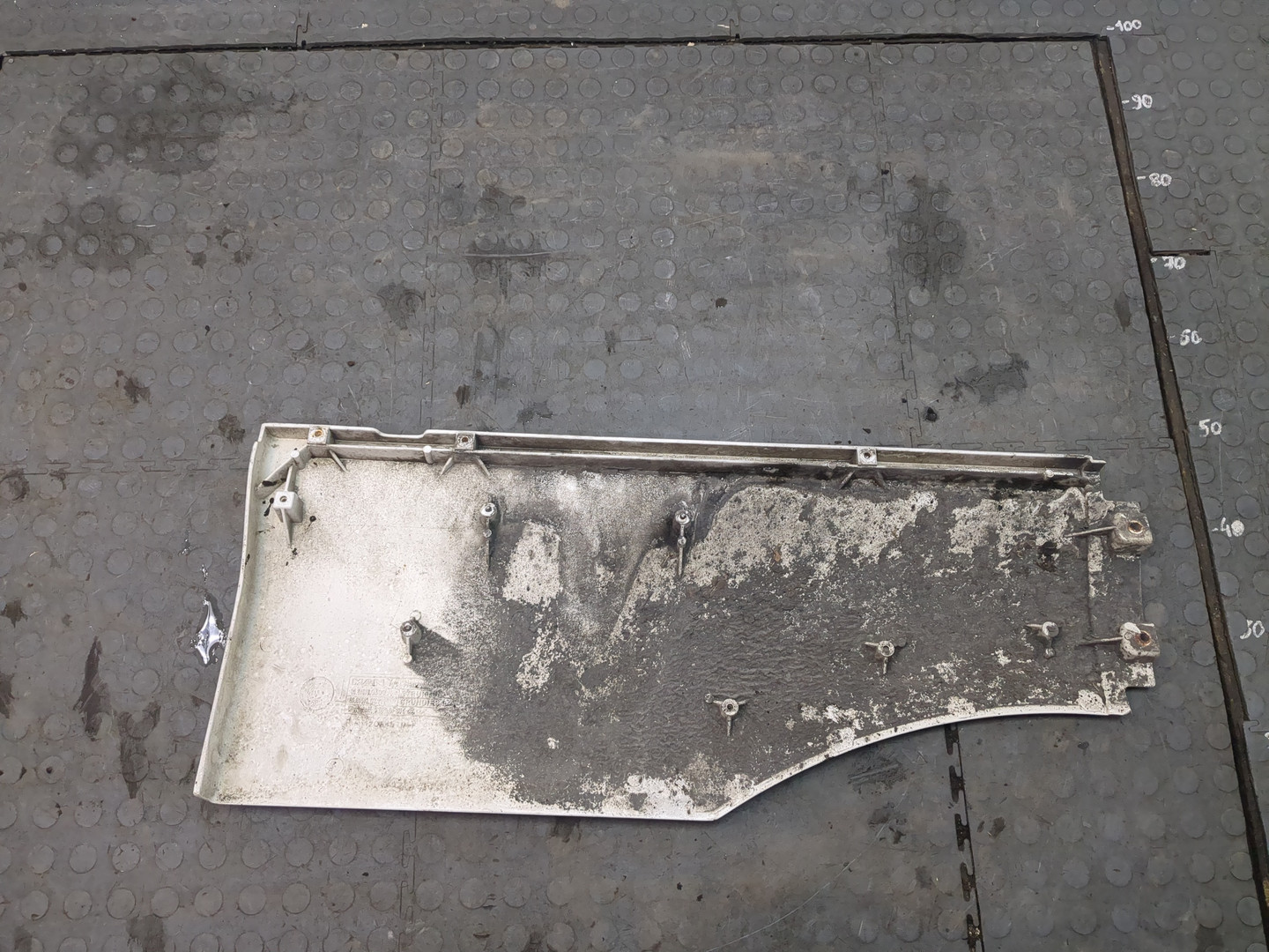 Крыло переднее левое