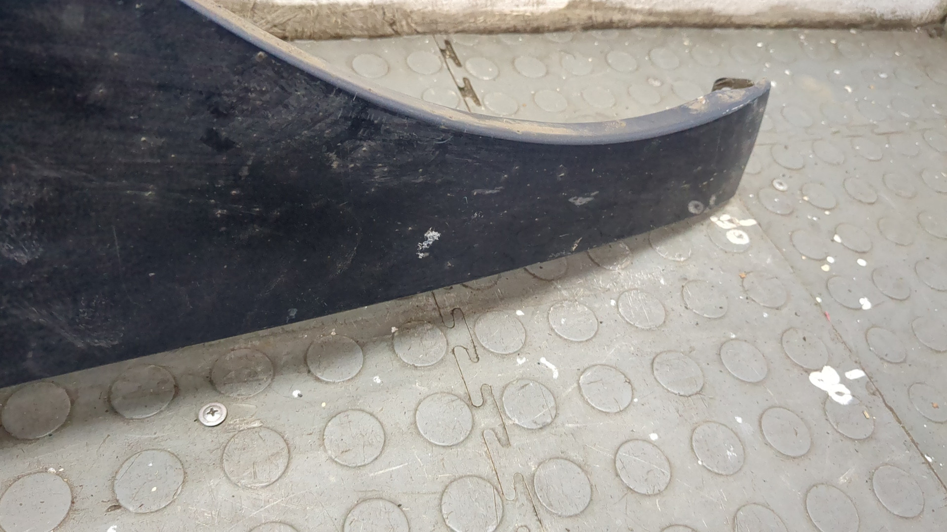 Крыло переднее правое