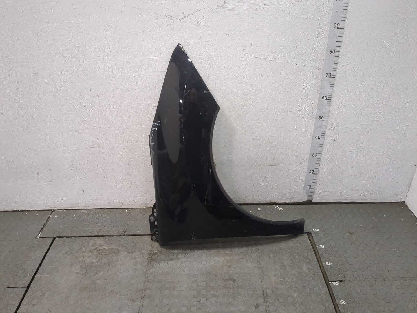 Крыло переднее правое