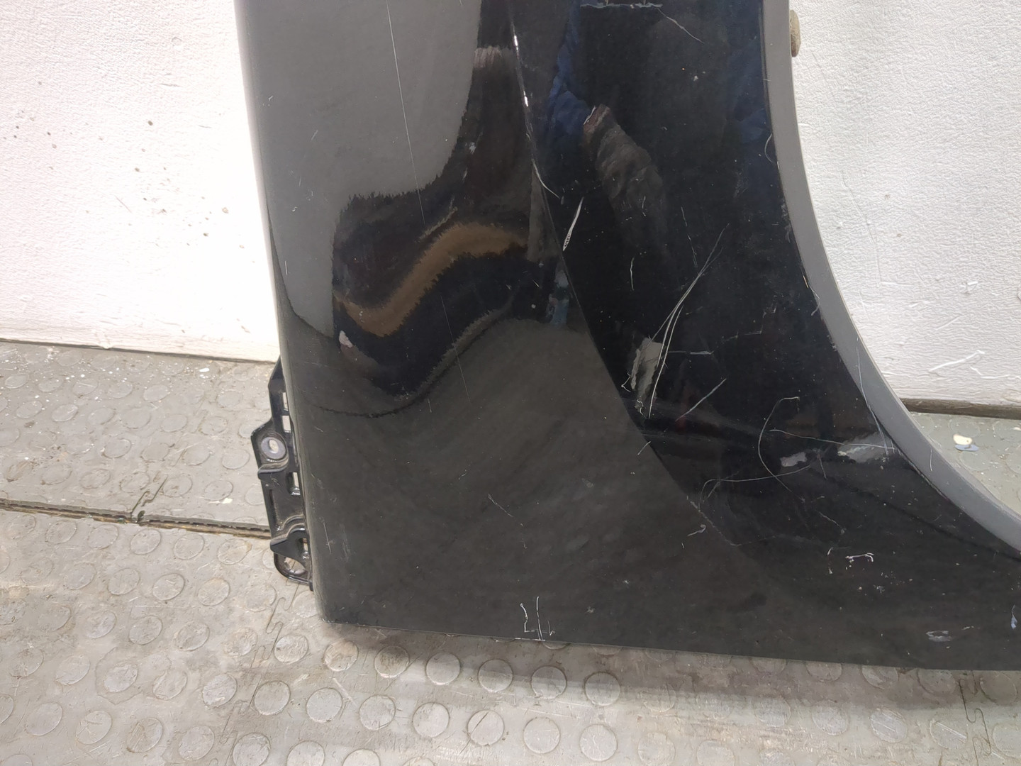 Крыло переднее правое