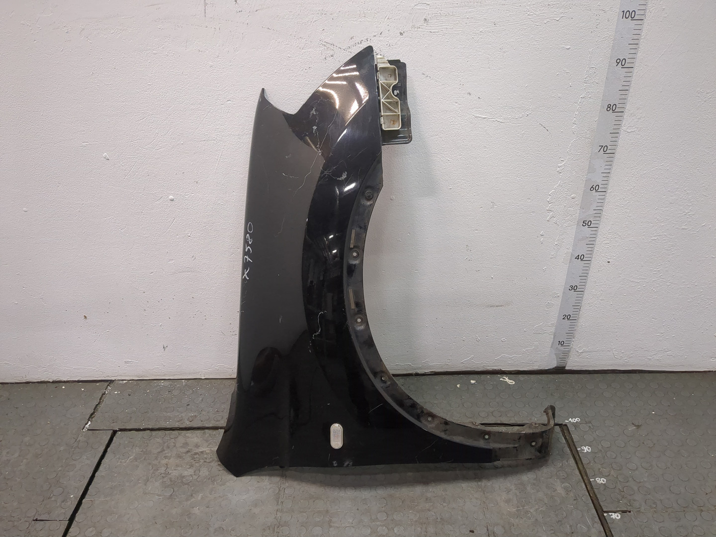 Крыло переднее правое