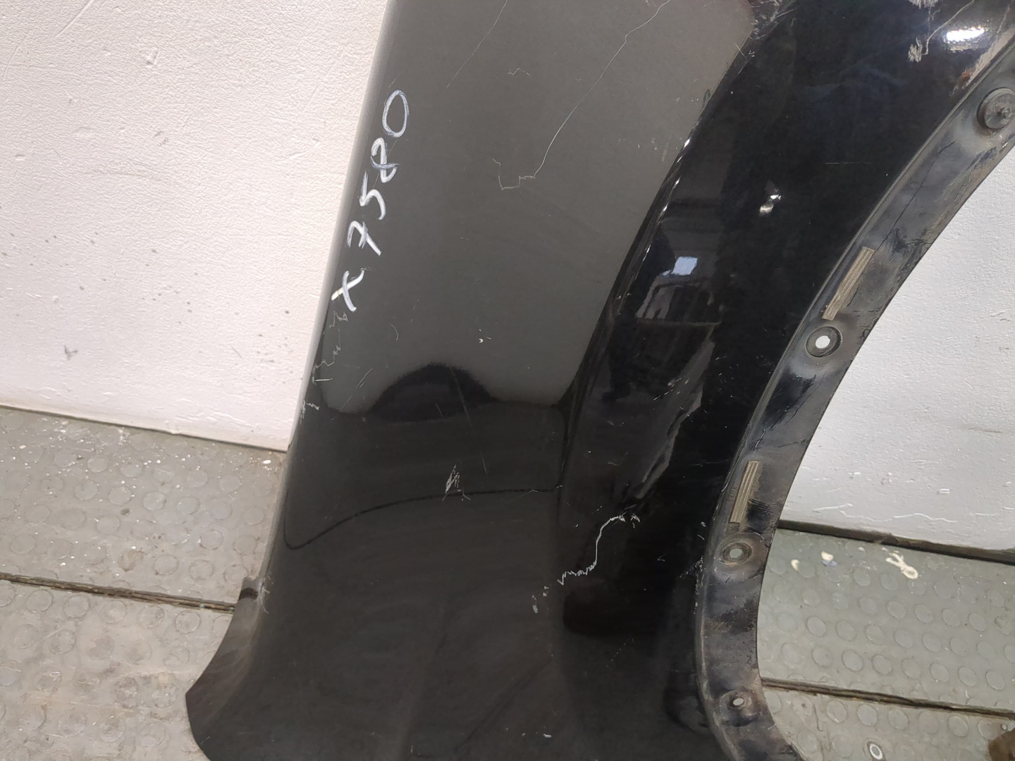 Крыло переднее правое