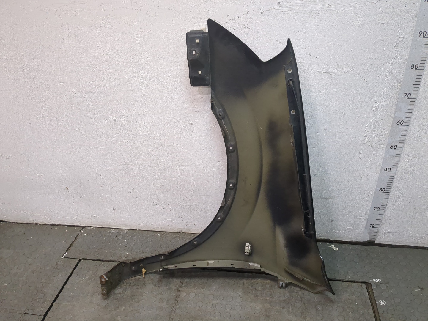 Крыло переднее правое