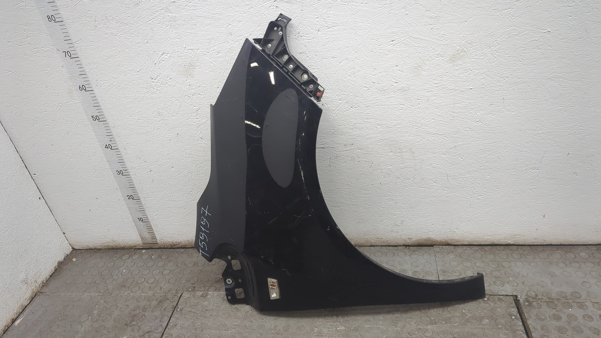 Крыло переднее правое