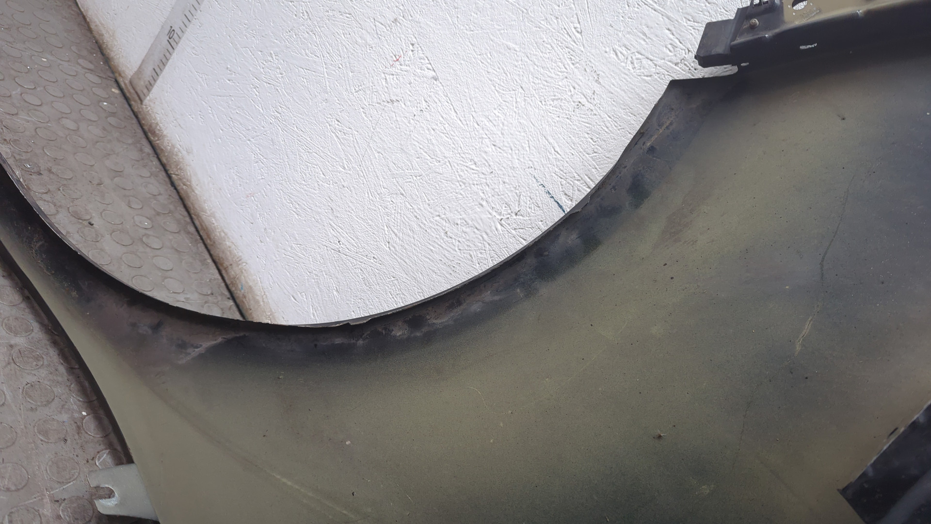 Крыло переднее правое