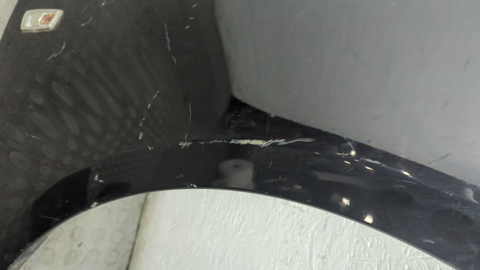 Крыло переднее правое