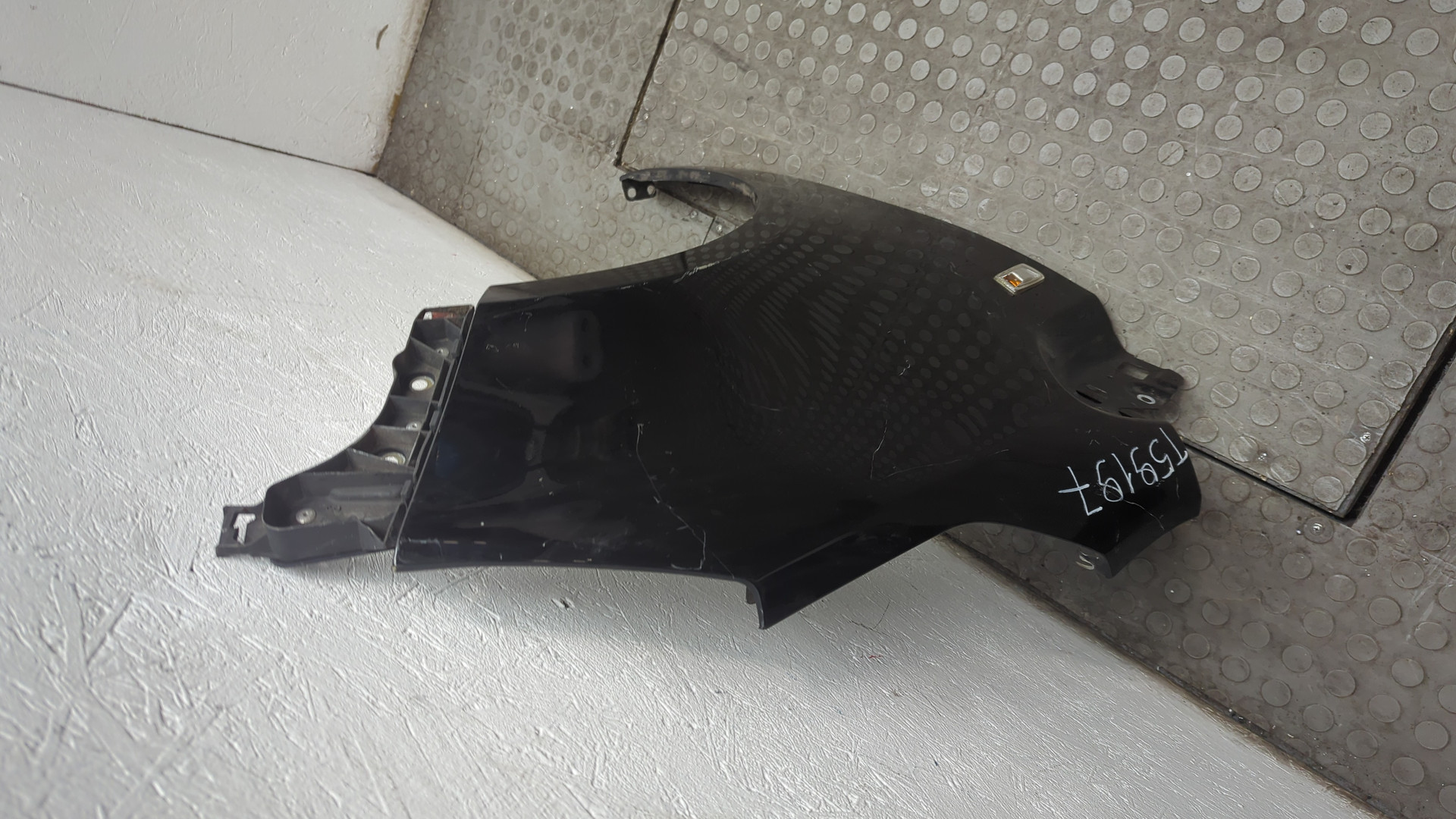 Крыло переднее правое