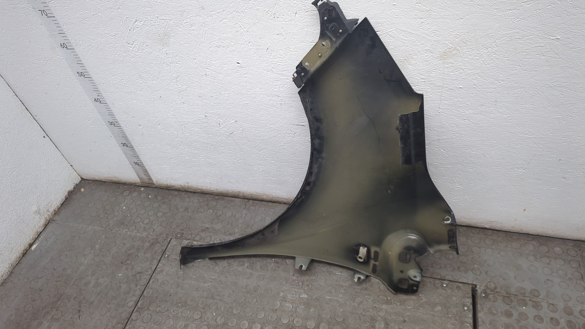 Крыло переднее правое