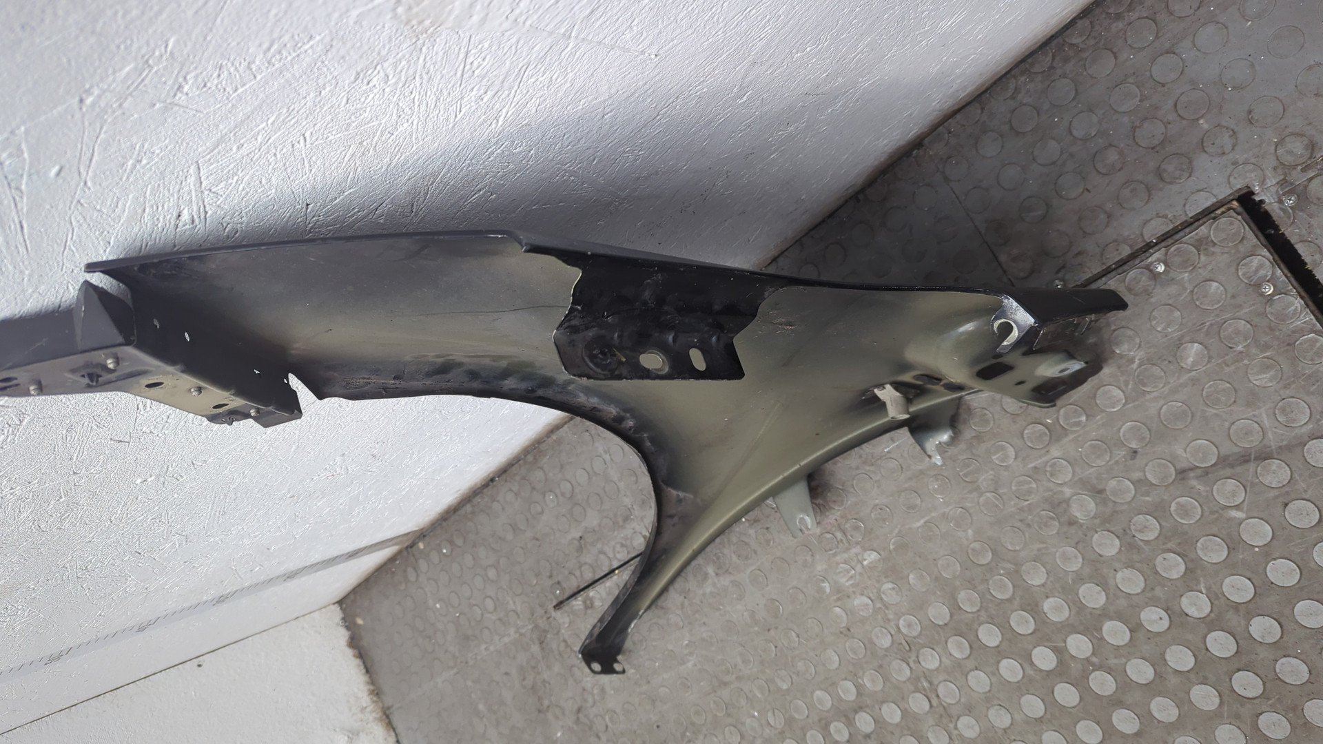 Крыло переднее правое