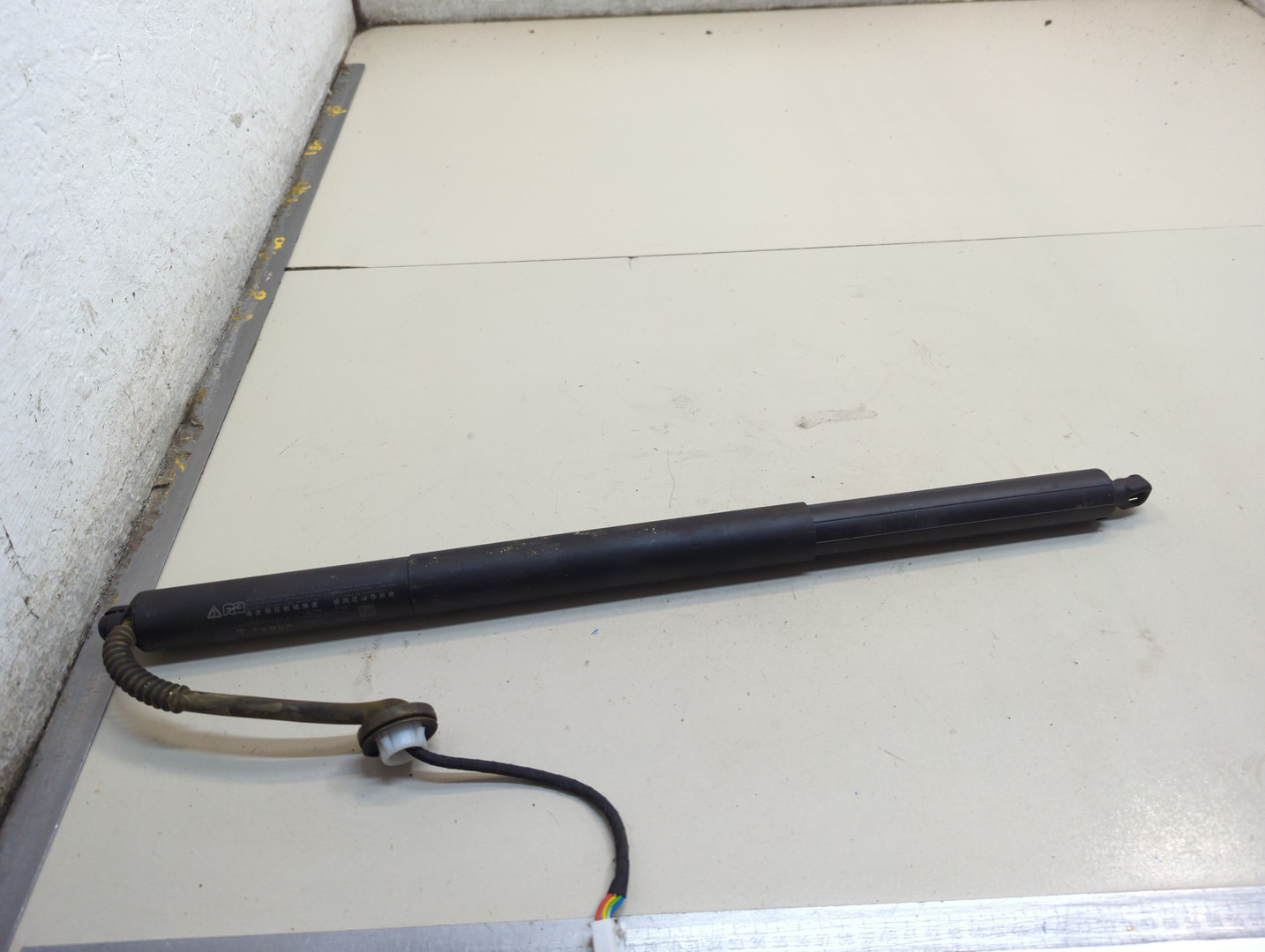 Амортизатор крышки багажника