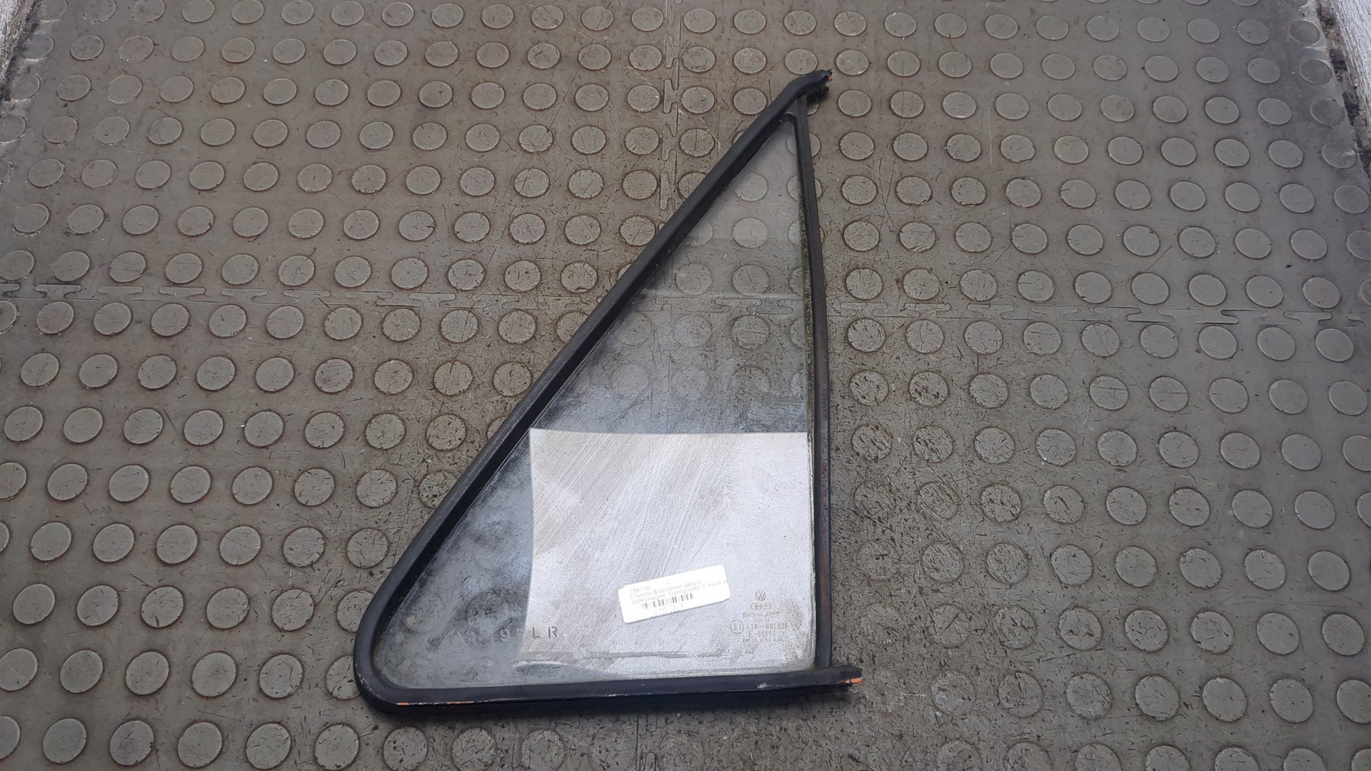 Стекло двери передней правой (форточка)