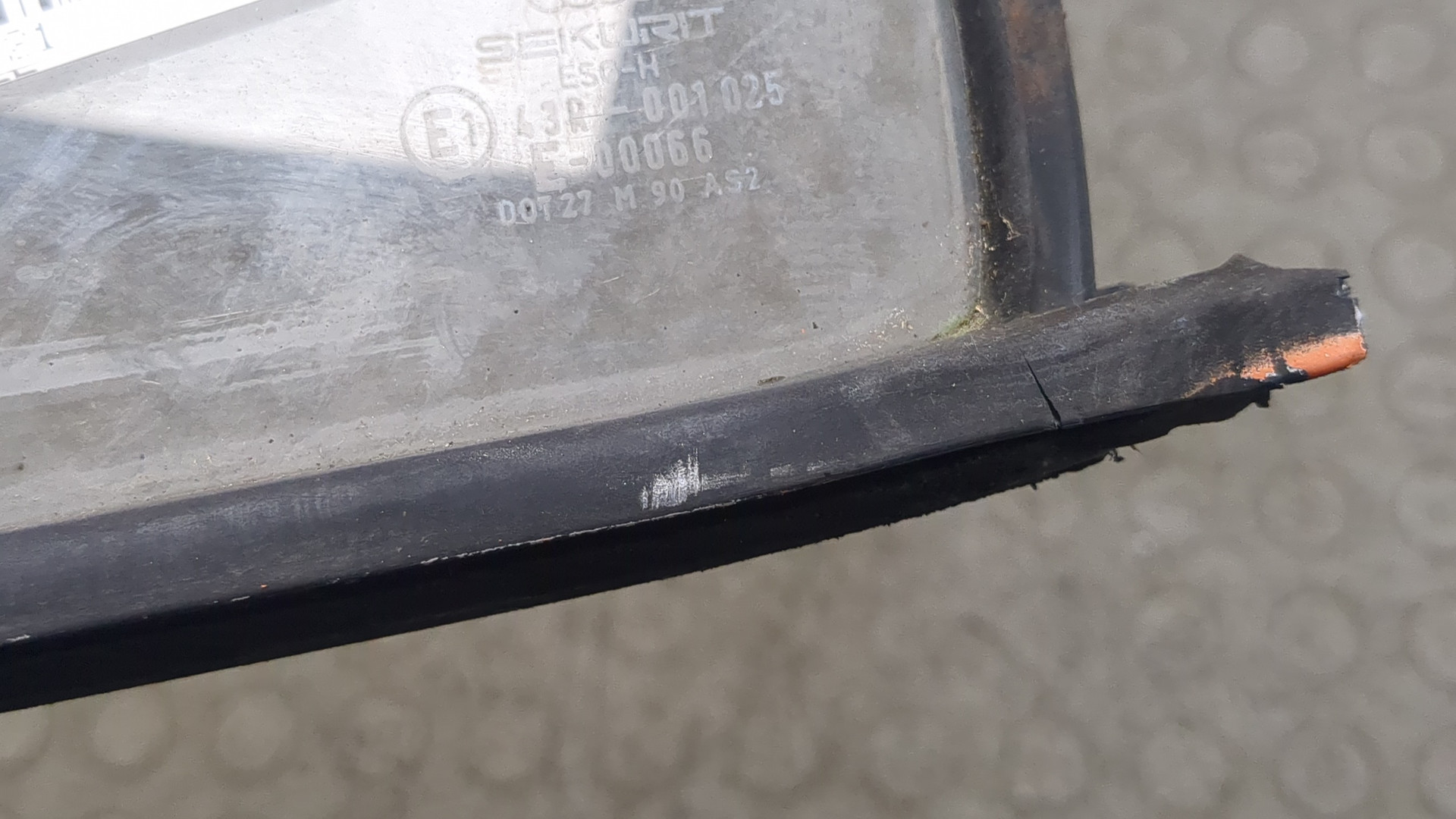 Стекло двери передней правой (форточка)