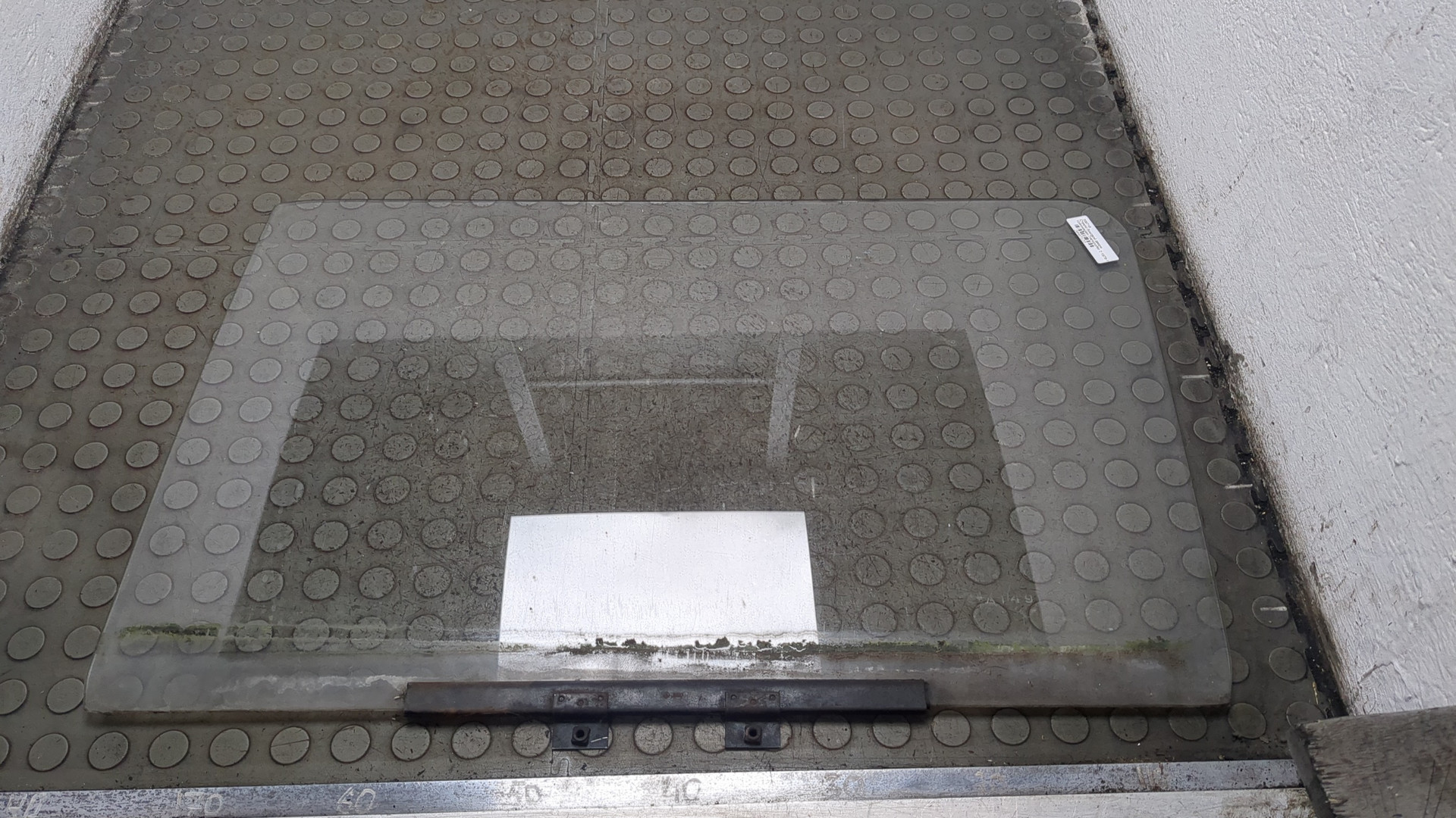 Стекло двери передней правой