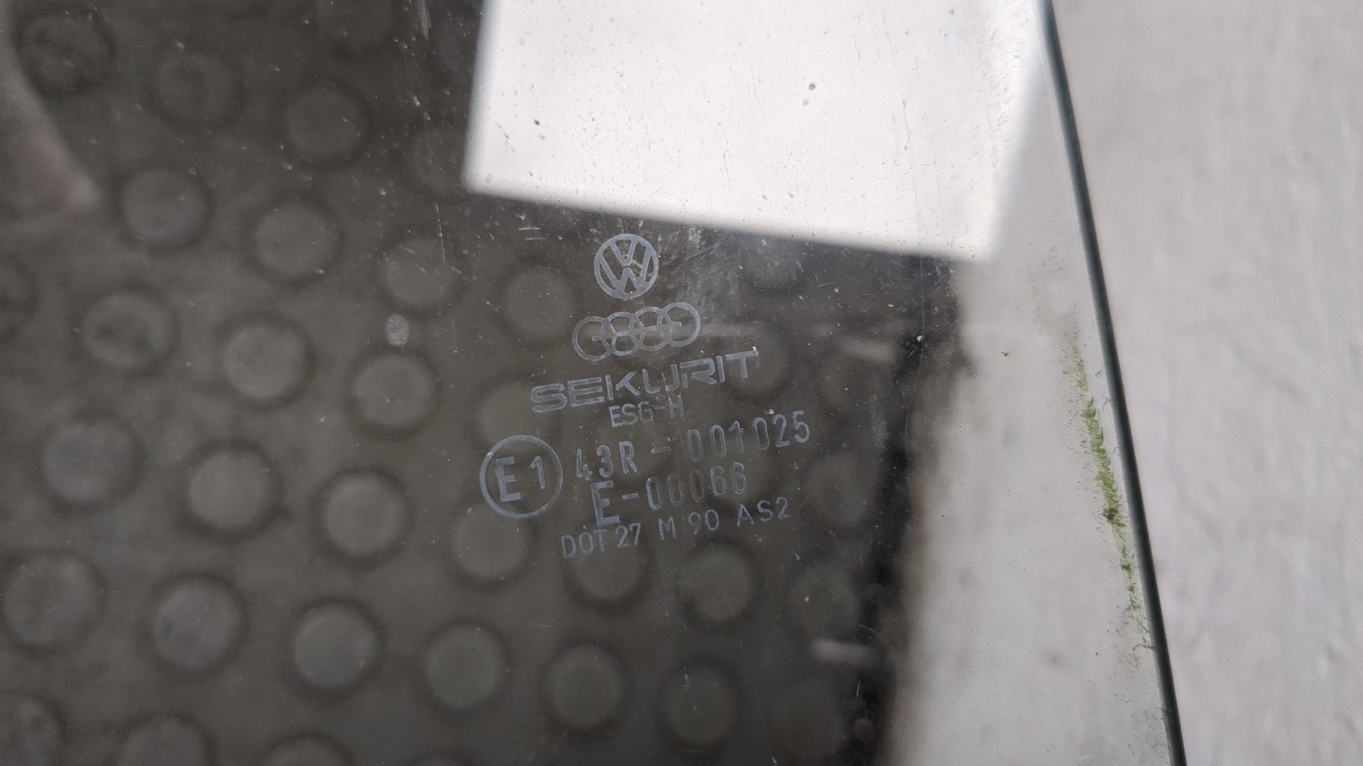 Стекло двери передней правой